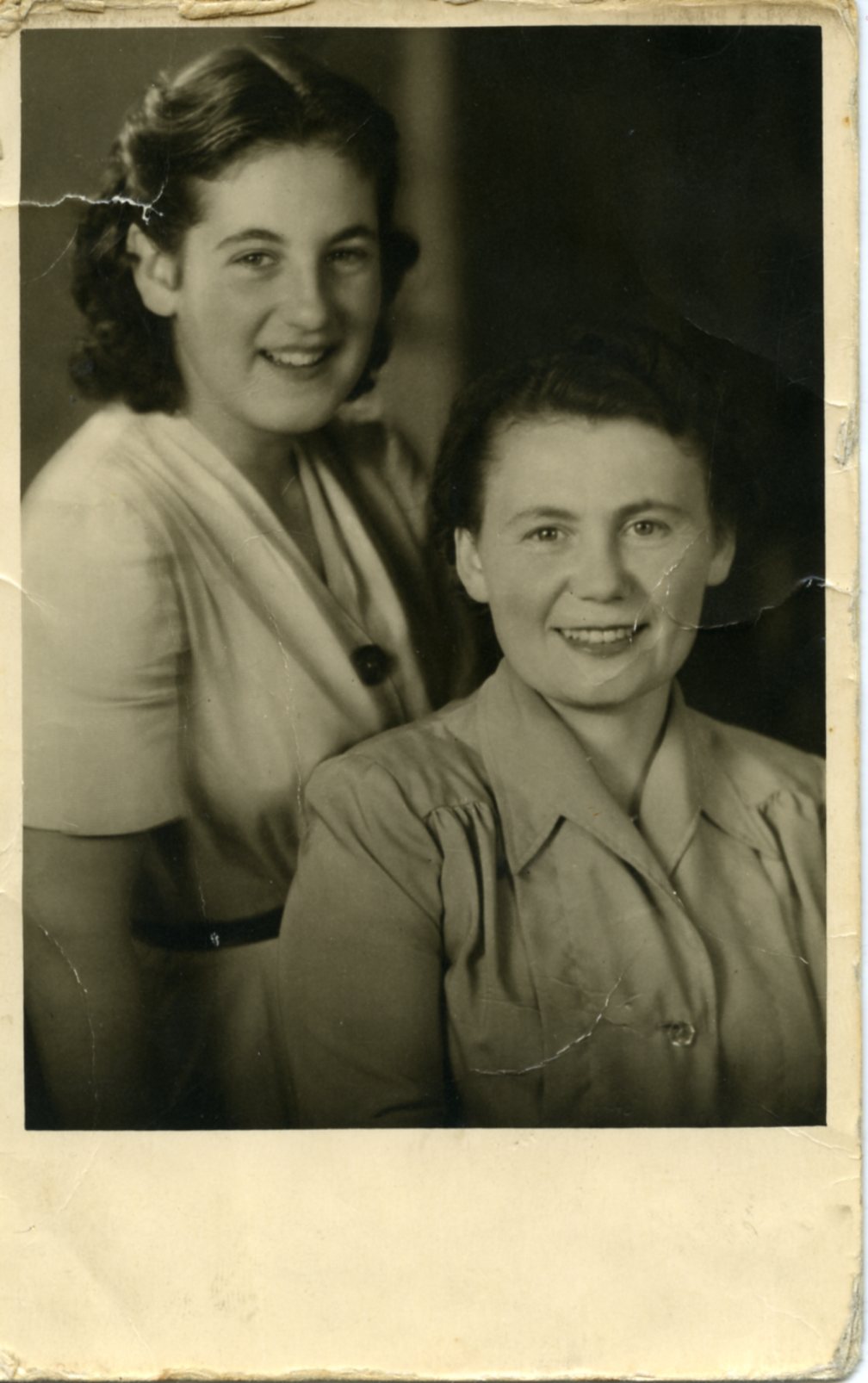 Rosa de Winter (rechts) met haar dochter Judik, 1946.