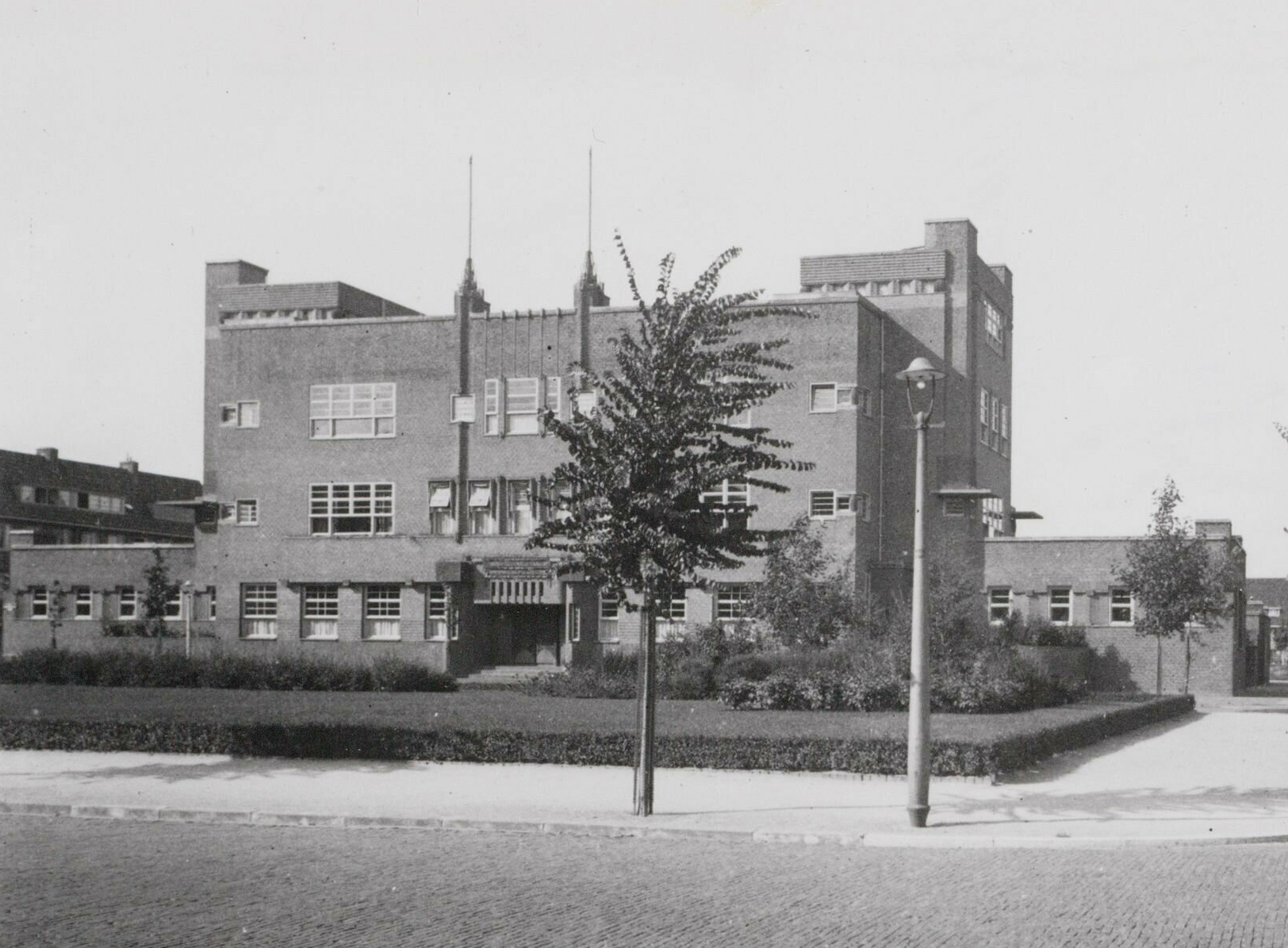 Het gebouw van de Zentrallstelle in gebruik als Christelijke HBS. Amsterdam, 1932.