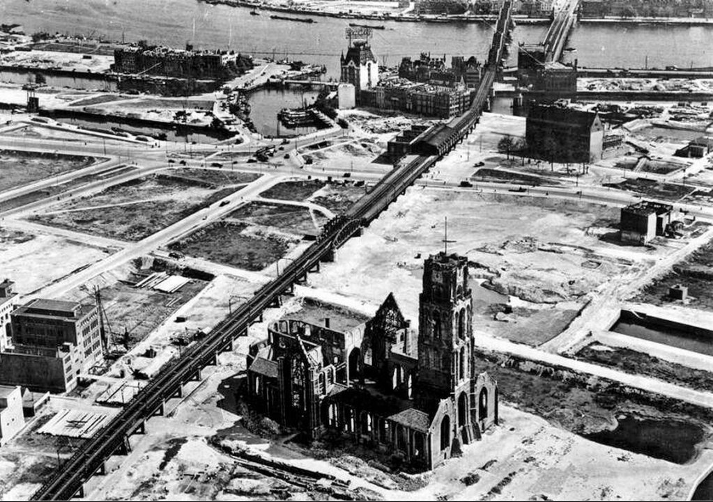 Verwoest Rotterdam na het bombardement. Mei-juni 1940.