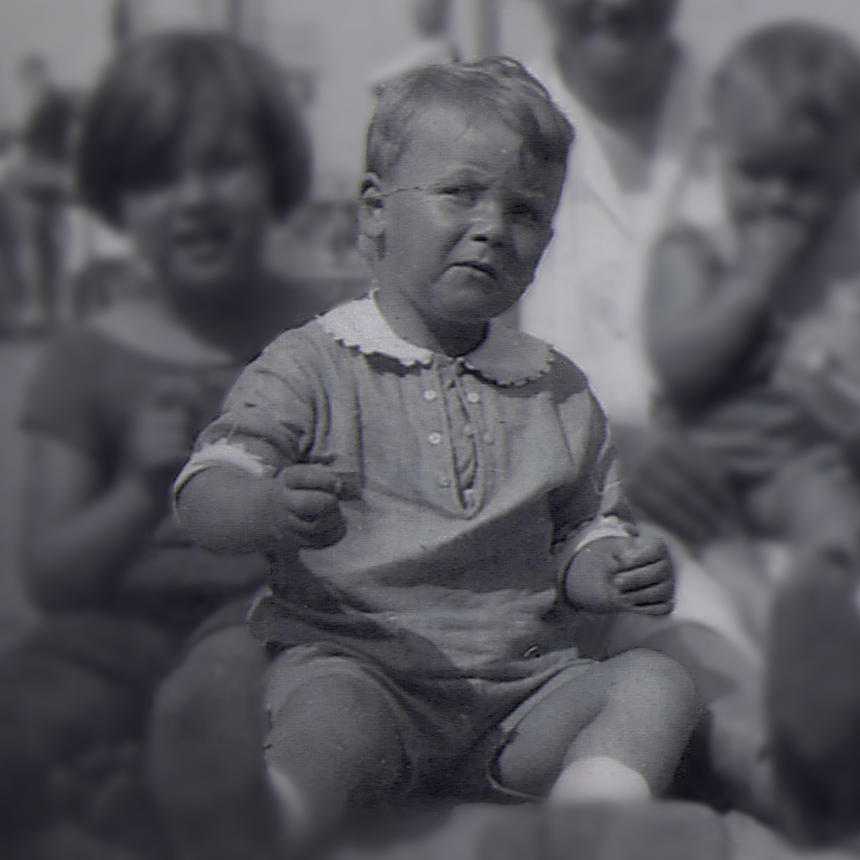 Peter van Pels op het strand. Uitsnede uit foto met de familie Jacobson, rond 1927.