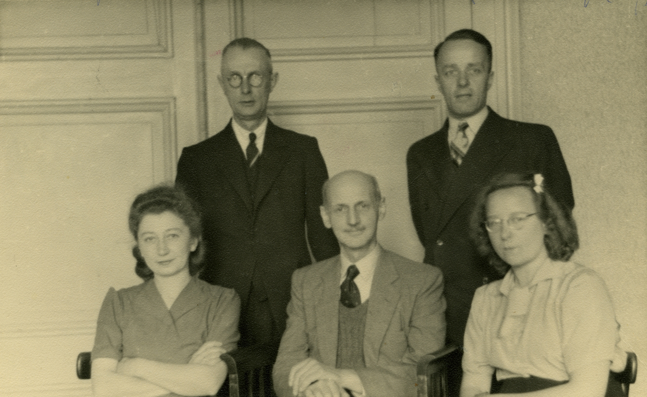 Otto Frank (midden) tussen de helpers (v.l.n.r.) Miep Gies, Jo Kleiman, Victor Kugler en Bep Voskuijl, augustus 1945.