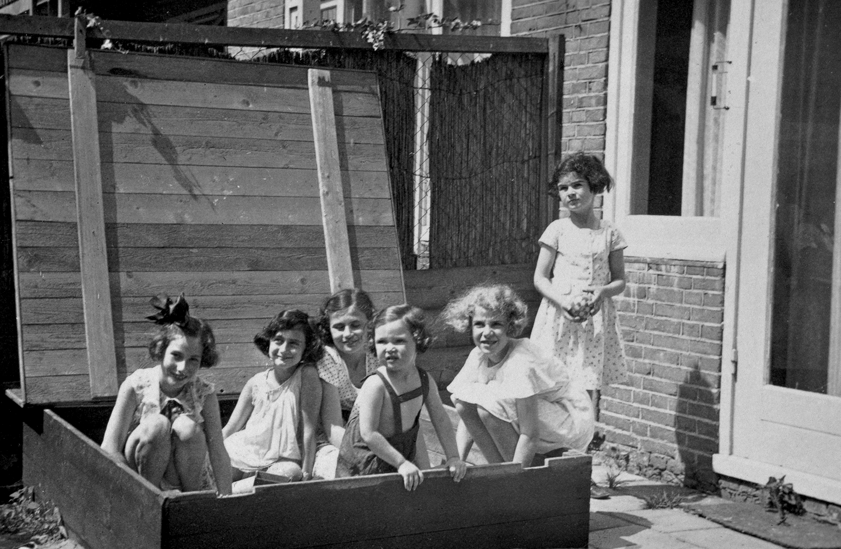Anne Frank en vriendinnen op bezoek bij Hanna Toby. Amsterdam, zomer 1937.