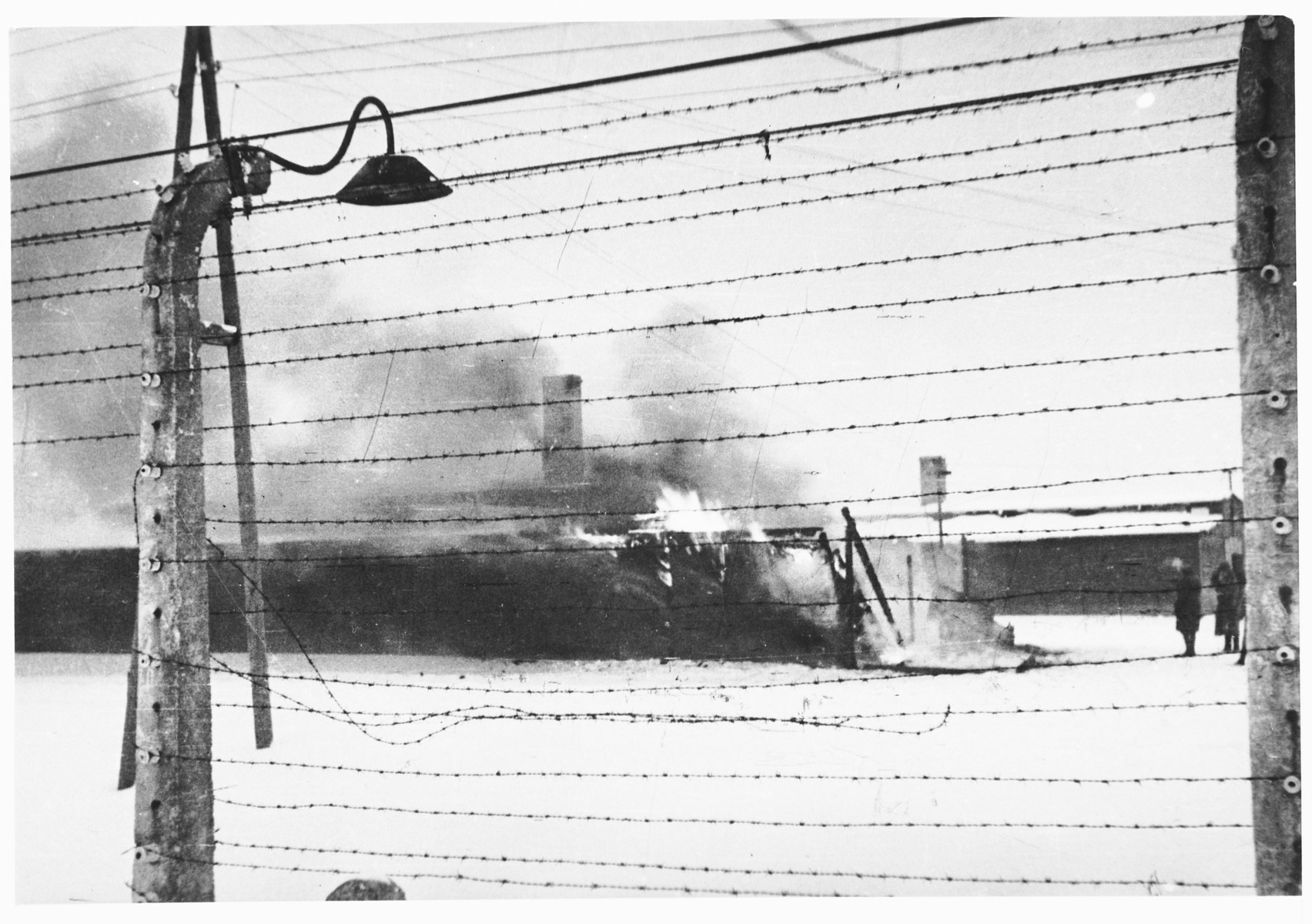 Brandende barak van "Kanada" in Auschwitz-Birkenau, eind januari 1945.