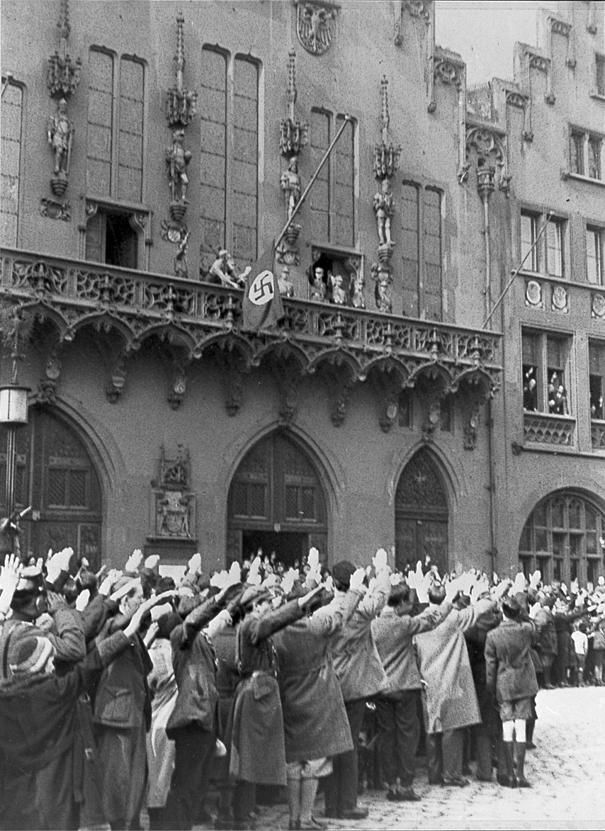 Nazi's hijsen de hakenkruisvlag aan het stadhuis van Frankfurt, 13 maart 1933