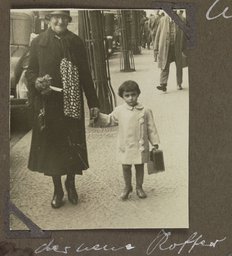 Margot Frank con su abuela Rosa Hollander-Stern (1929)