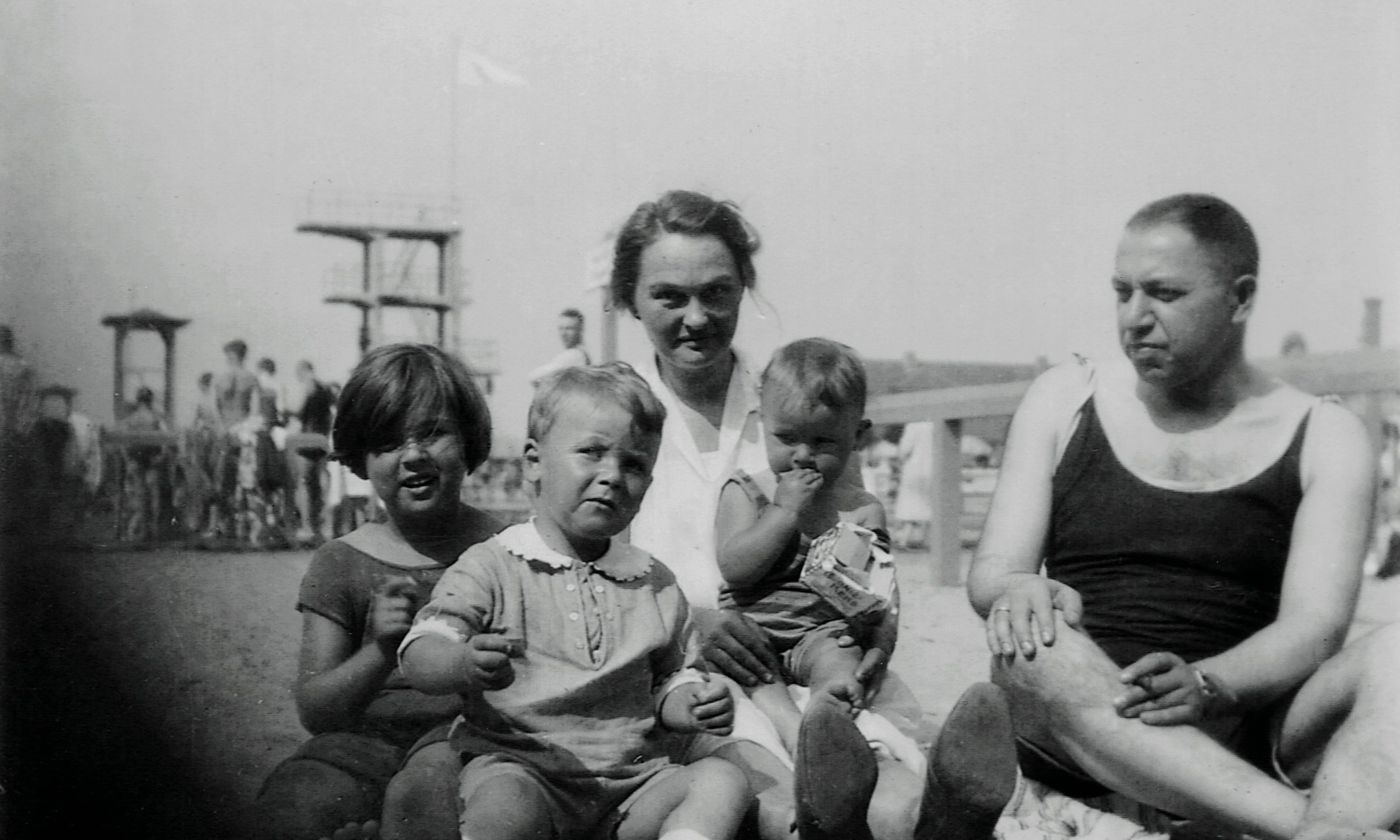 Peter van Pels am Strand mit der Familie Jacobson, um 1927. V.l.n.r. Elsa Jacobson, Peter van Pels, Maria (Kindermädchen) mit Ralph Jacobson auf dem Schoß, Vater Ernst Jacobson.