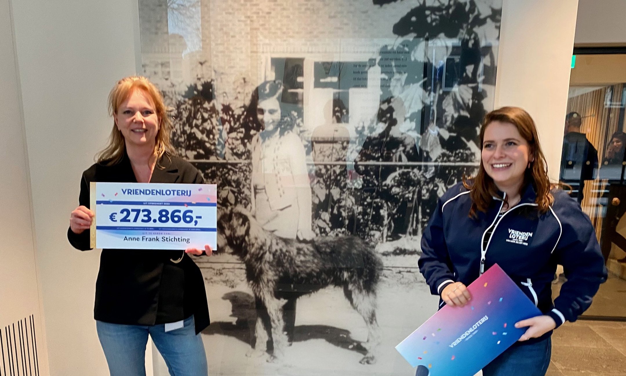 Mireille Pondman, zakelijk directeur Anne Frank Stichting, neemt de cheque van de VriendenLoterij met de opbrengst van 2022 in ontvangst