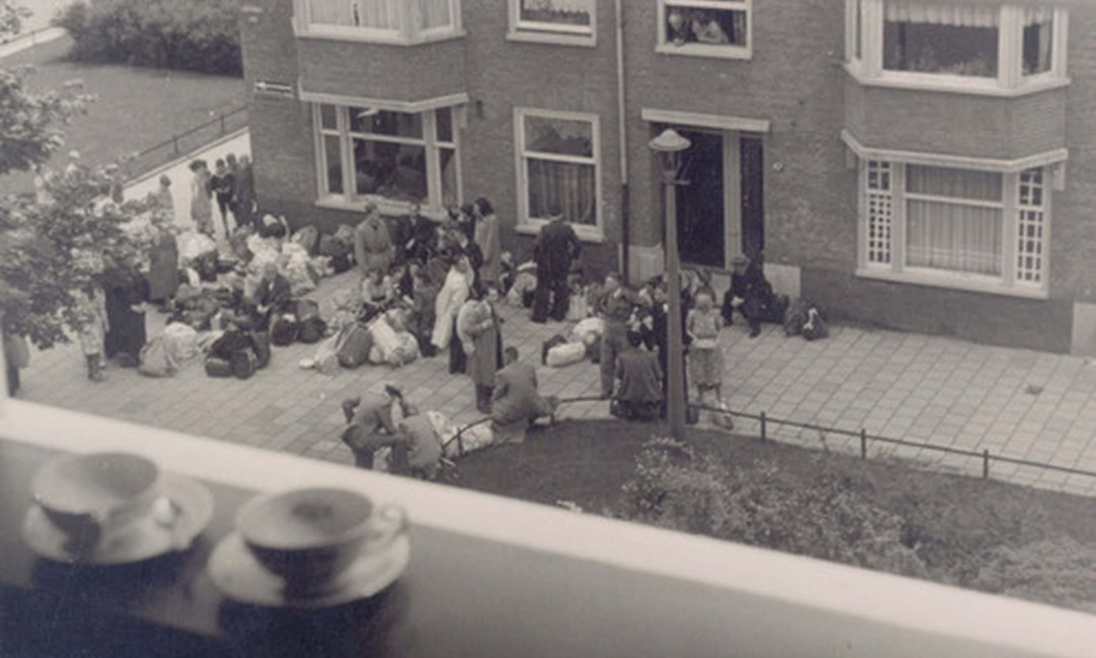 Juden mit Gepäck während einer Razzia. Lekstraat, Amsterdam, 20. Juni 1943.