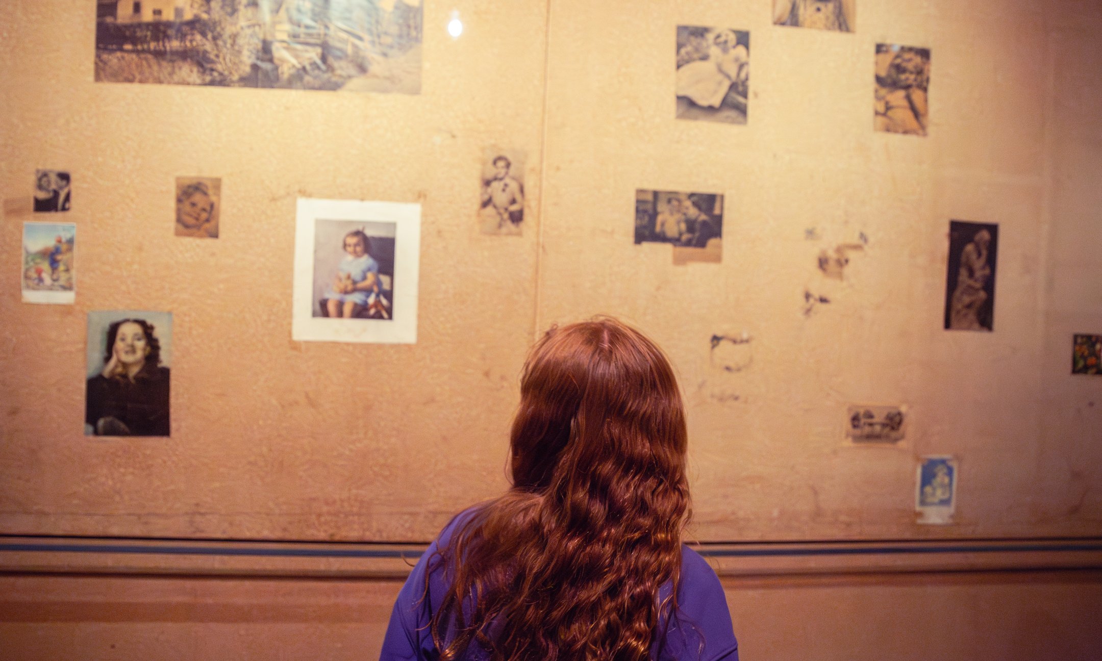 Wand met plaatjes in de kamer van Anne Frank