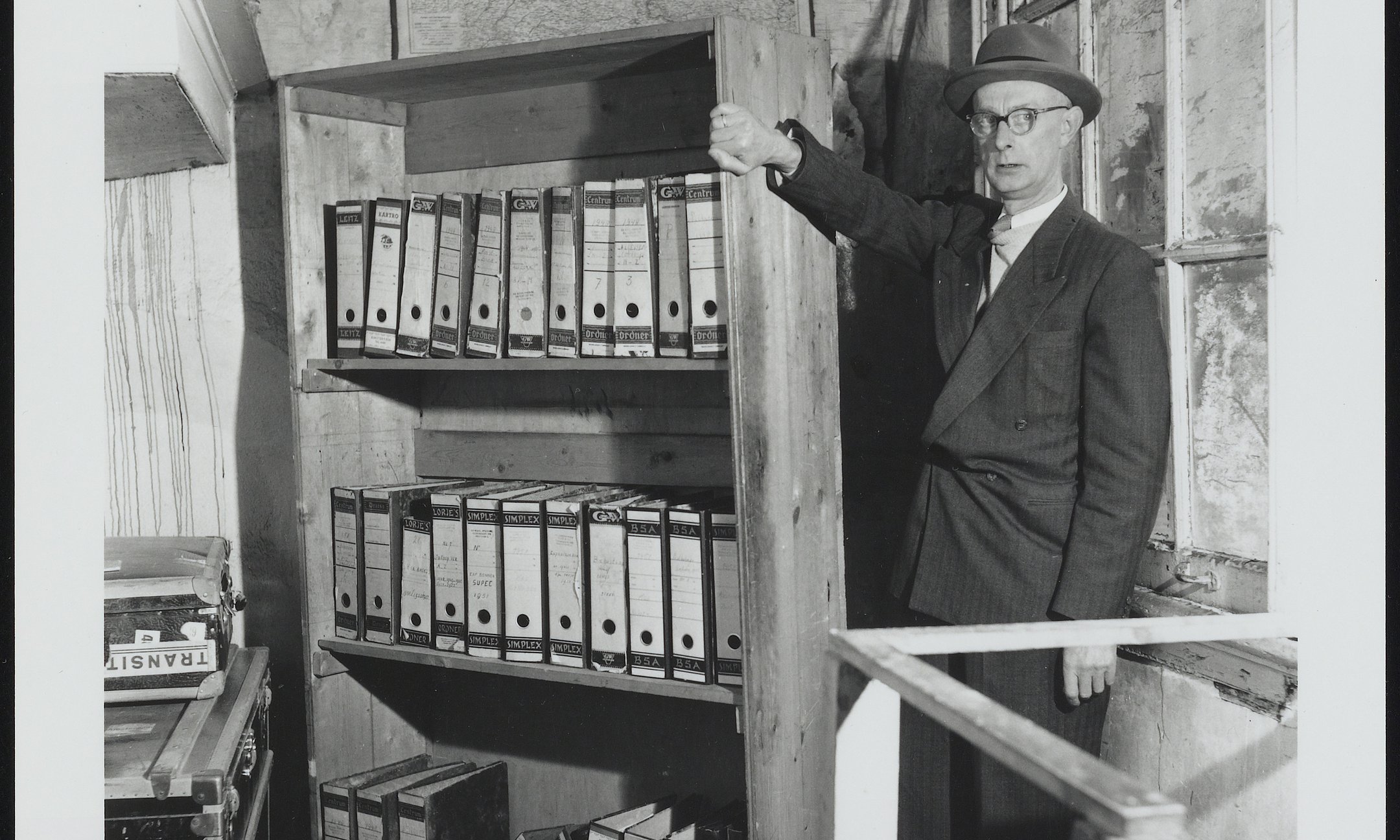 Johannes Kleiman demonstrates the workings of the bookcase, 1954.