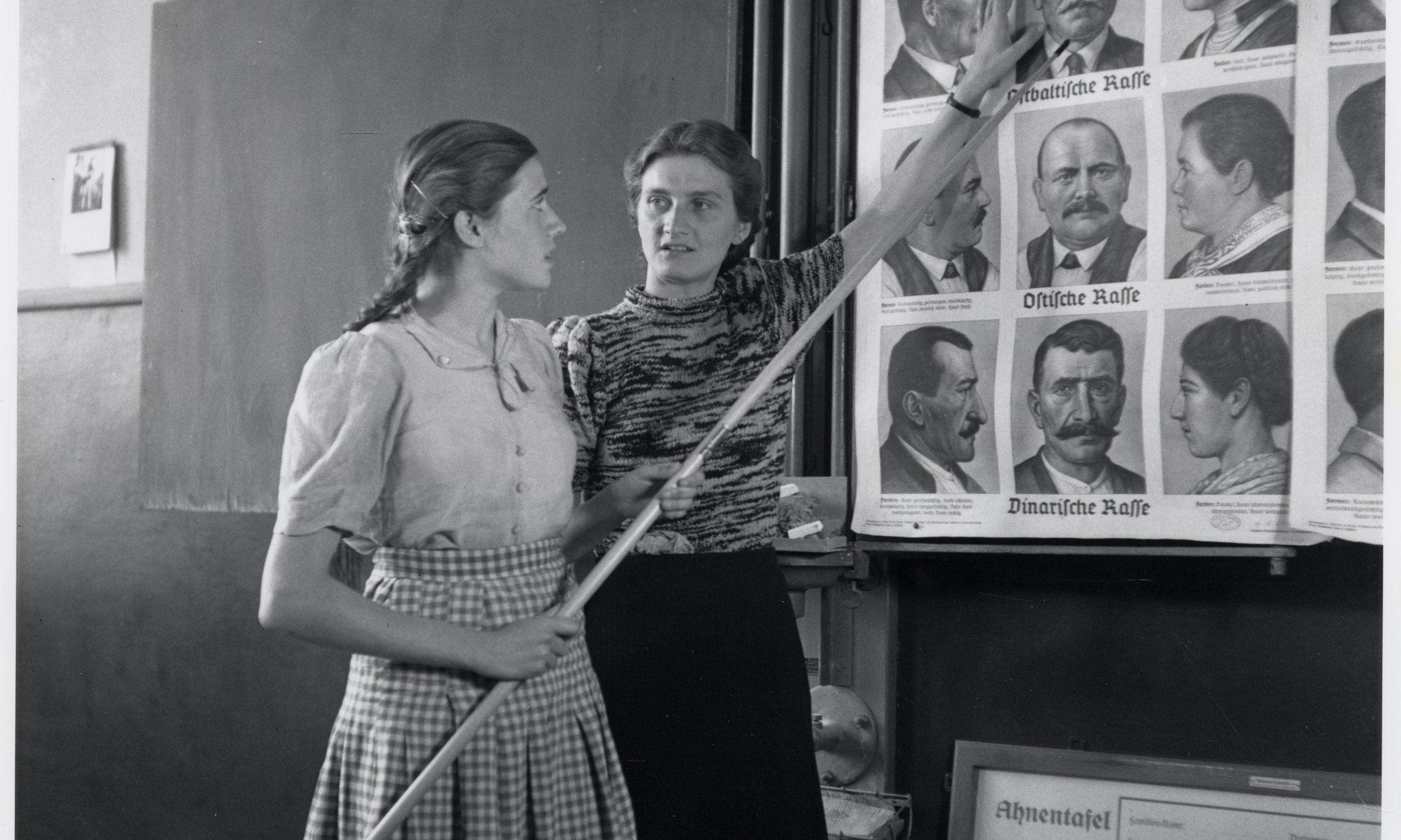Deutsche Kinder bekommen in der Nazidiktatur Unterricht über „Rassenlehre“ und die Überlegenheit  der „arischen Rasse“. Foto von 1943.