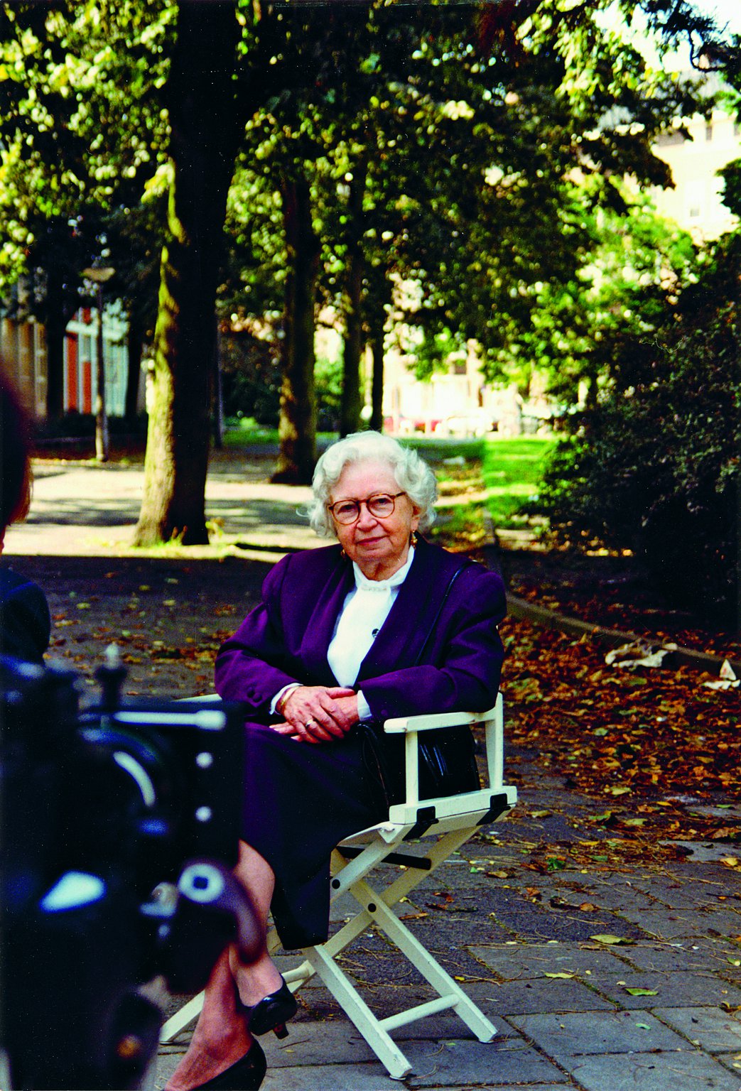 Miep Gies voor de camera, 1992: voor een interview draait ze haar hand niet meer om.