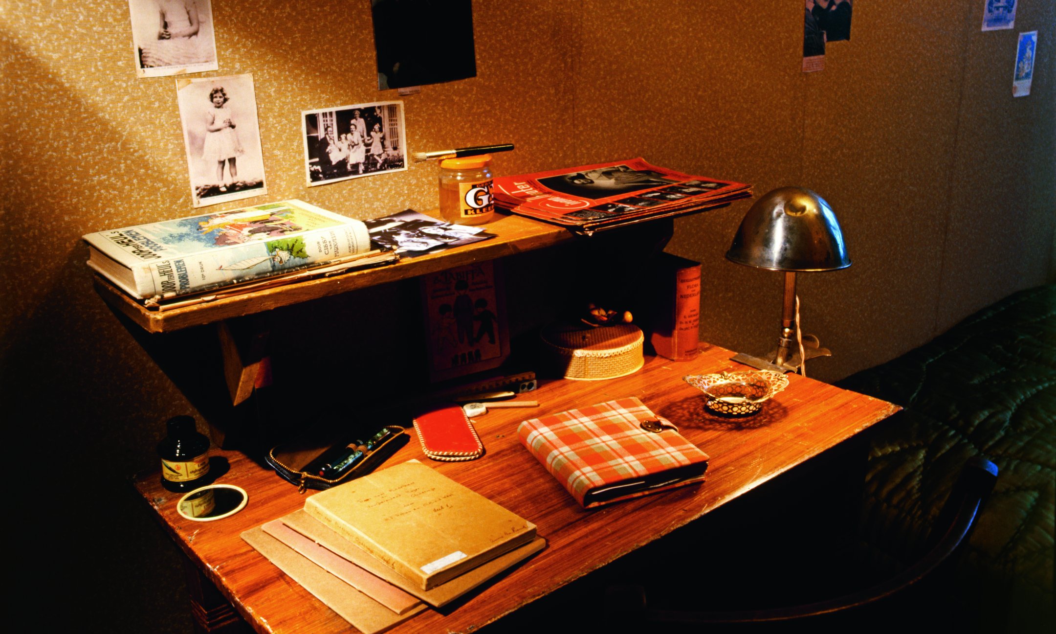 Het tafeltje in het kamertje van Anne Frank en Fritz Pfeffer in het Achterhuis. Reconstructie, 1999.