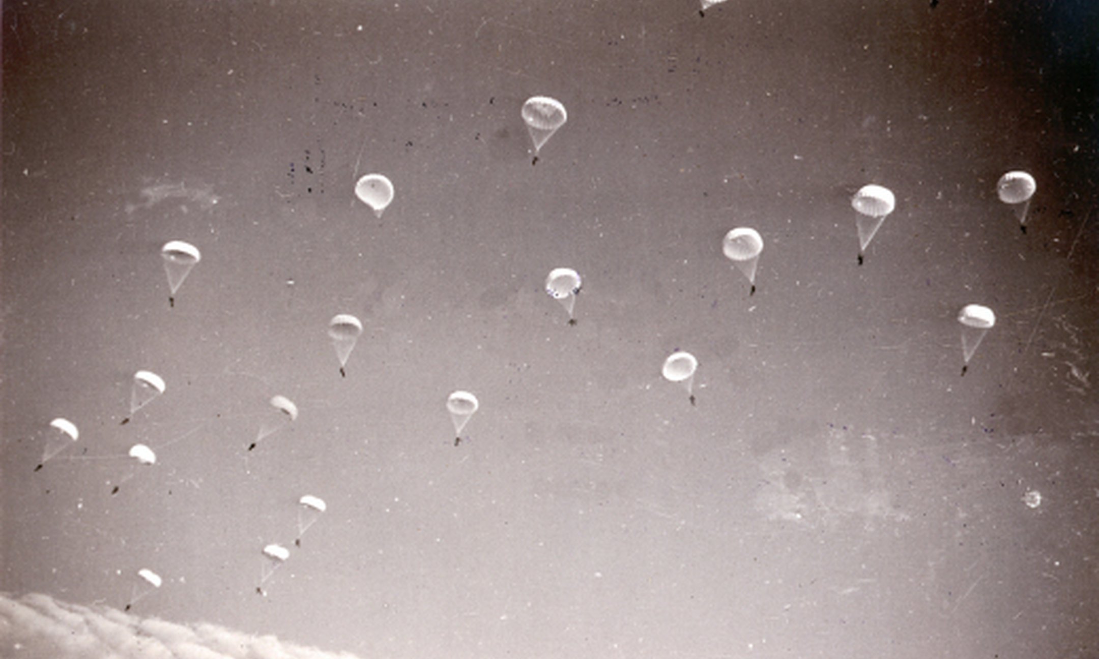 Duitse parachutisten landen in Nederland, op 10 mei 1940.