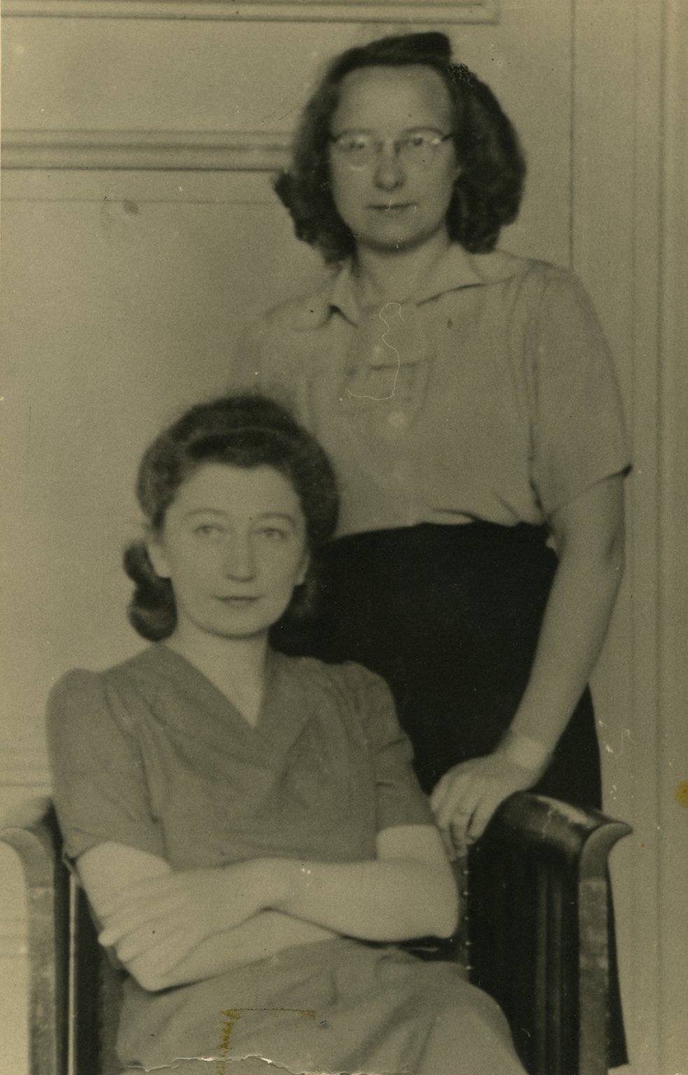 Miep Gies (zittend) en Bep Voskuijl in het voorkantoor, Prinsengracht 263. Amsterdam, augustus 1945.