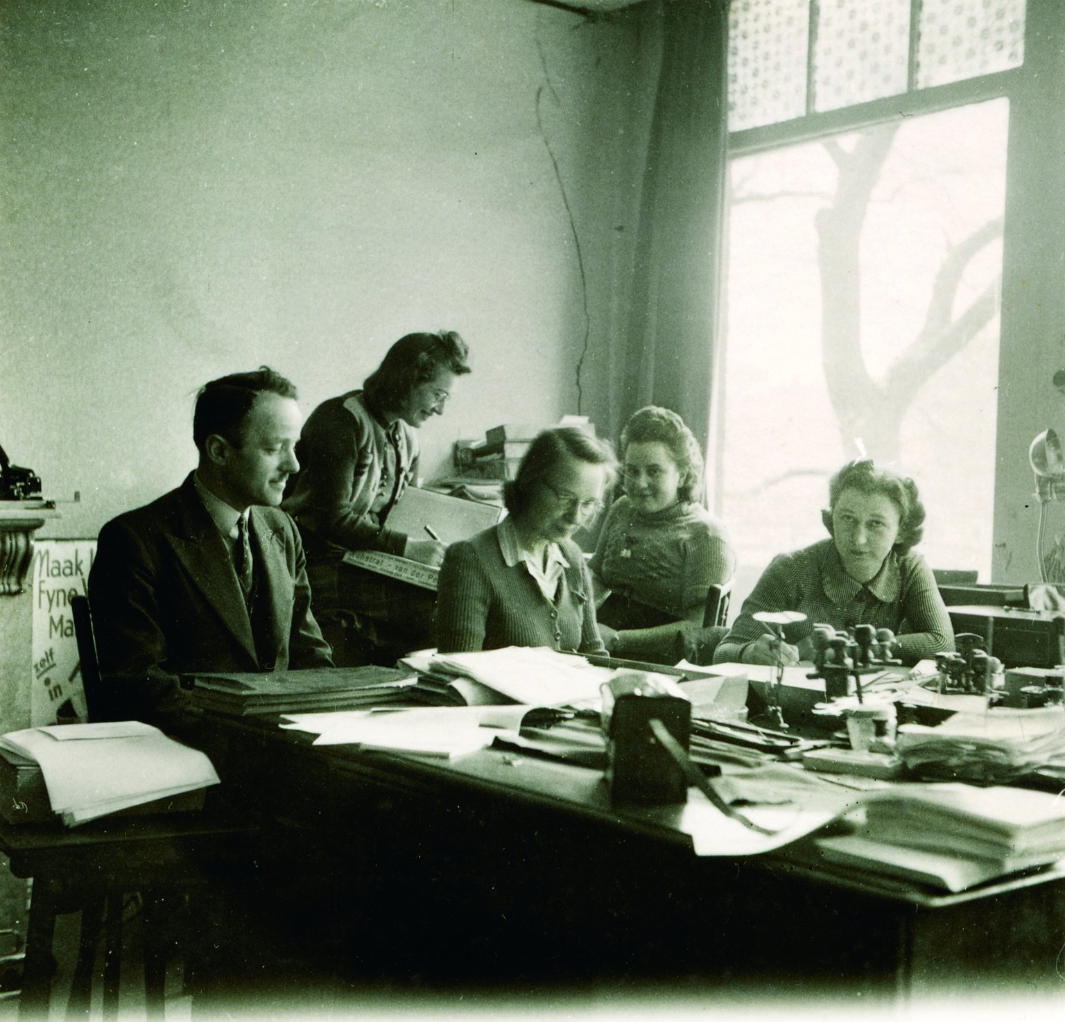 Some of Otto Frank's employees in 1941. From left to right: Victor Kugler, Esther, Bep Voskuijl, Pine Wuurman and Miep Gies. Esther's last name is unknown. In 1942 Esther and Pine no longer work for Opekta.