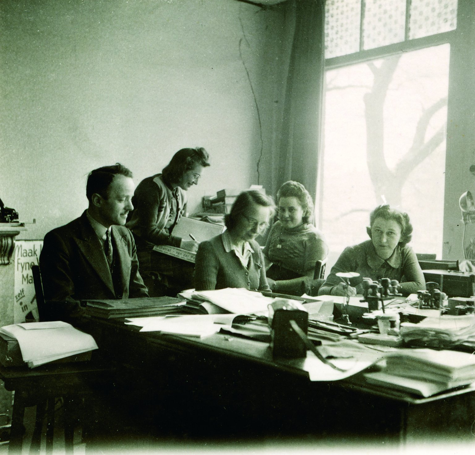 Parte del personal de Otto Frank en 1941. De izquierda a derecha: Victor Kugler, Esther, Bep Voskuijl, Pine Wuurman y Miep Gies. El apellido de Esther es desconocido. En 1942, Esther y Pine ya no son empleadas de Opekta.