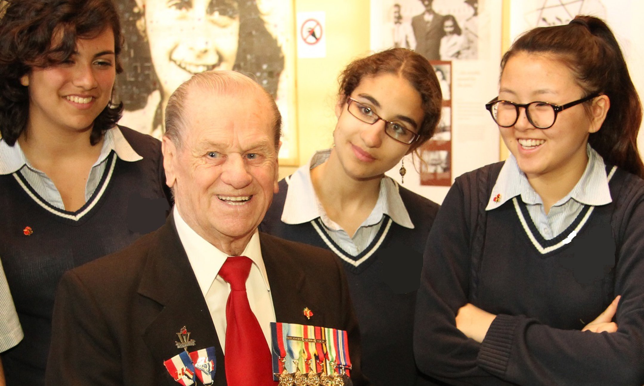 Jugendliche aus Montreal im Gespräch mit einem kanadischen Veteranen aus dem Zweiten Weltkrieg