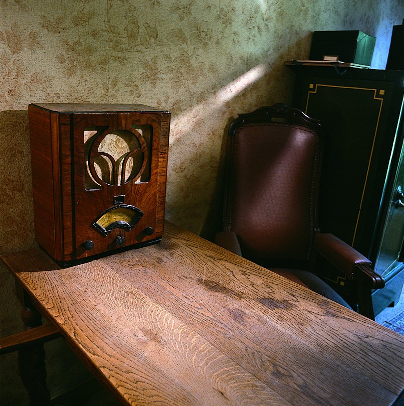 En la oficina privada escuchan la radio los escondidos, reconstrucción (1999).
