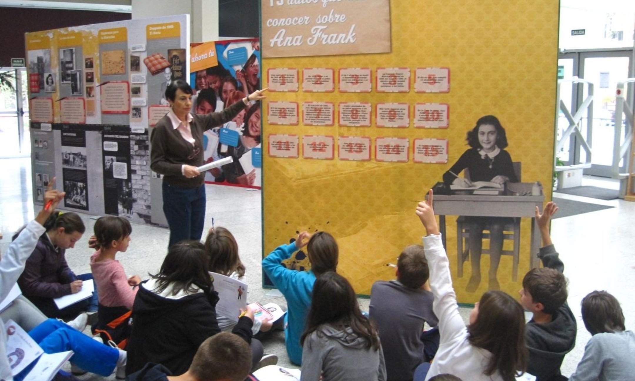 Students visiting the exhibition "Reading and Writing with Anne Frank" at the public library of Villaverde (Community of Madrid) (November 2014)