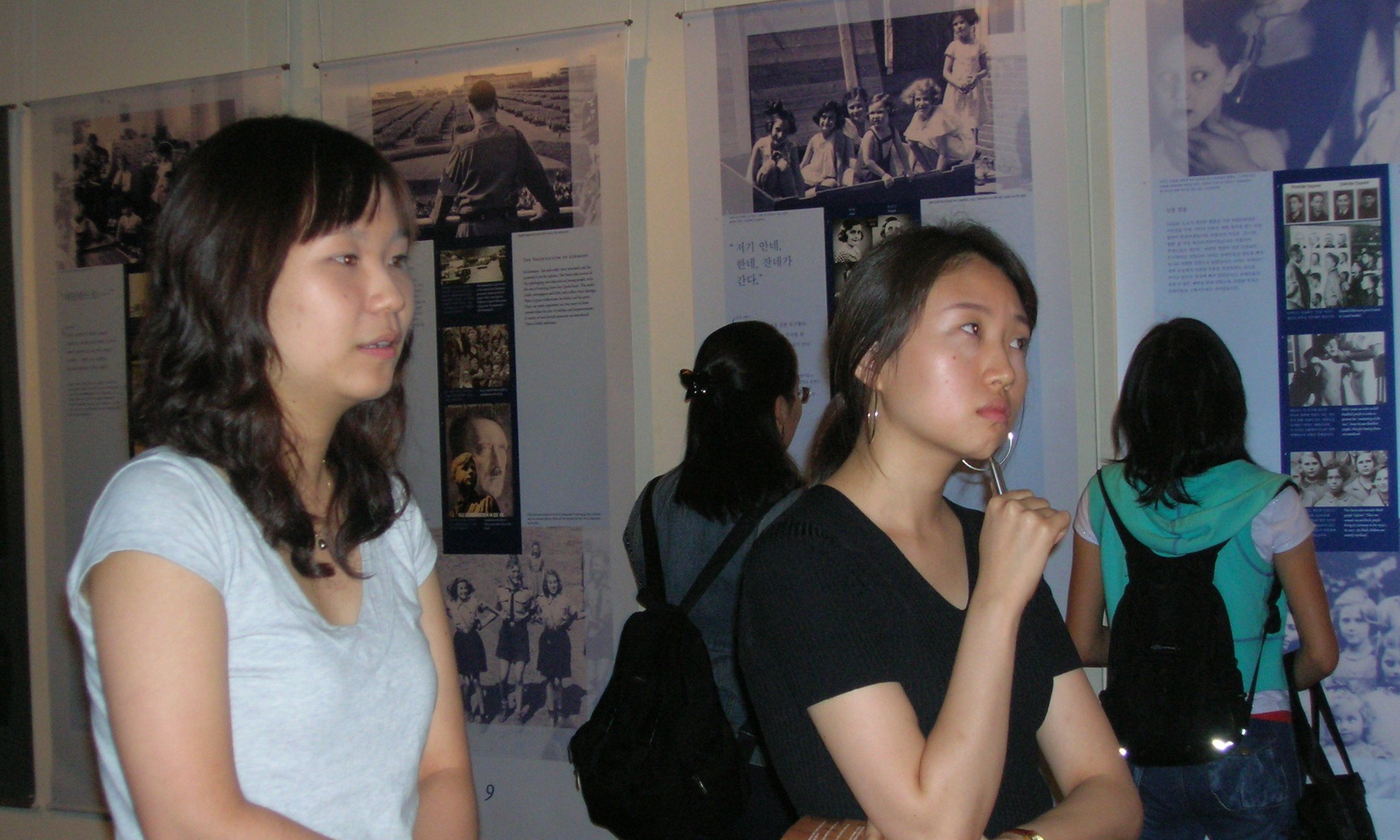 Young visitors to the exhibition Anne Frank a History for today in South Korea
