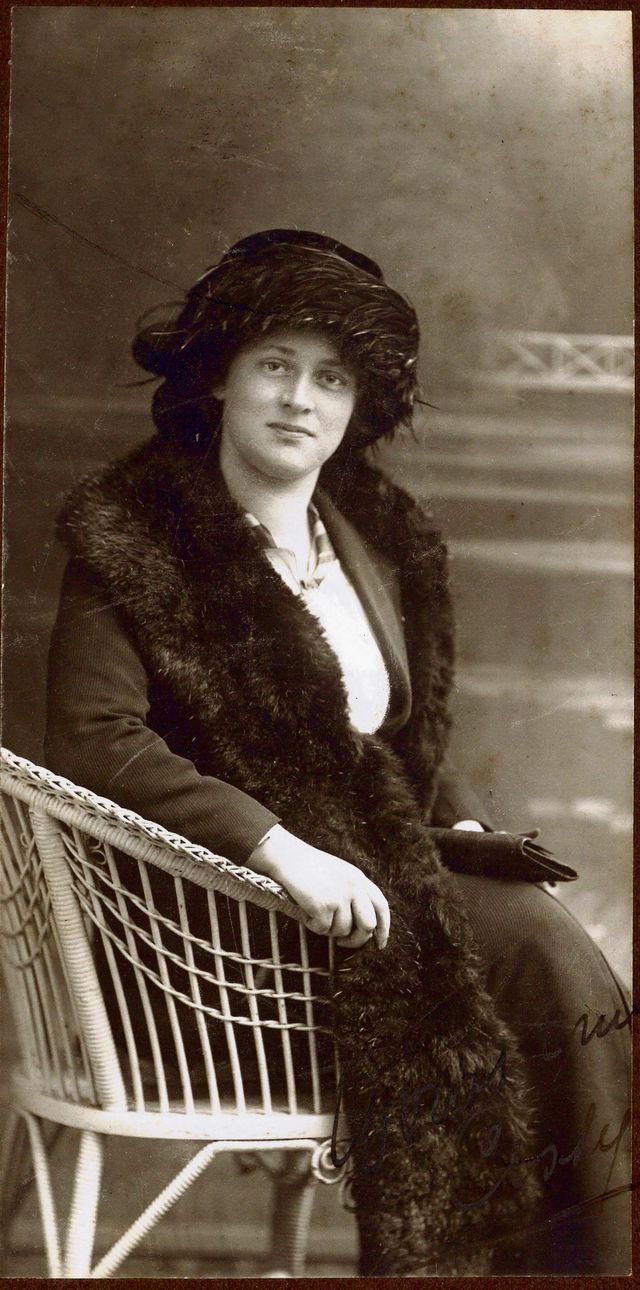 Cissy van Marxveldt, als jonge schrijfster met al enige faam. Pseudoniem van Setske de Haan (Oranjewoud, 24 november 1889 – Bussum, 31 oktober 1948). Datum foto: tussen 1910-1920.