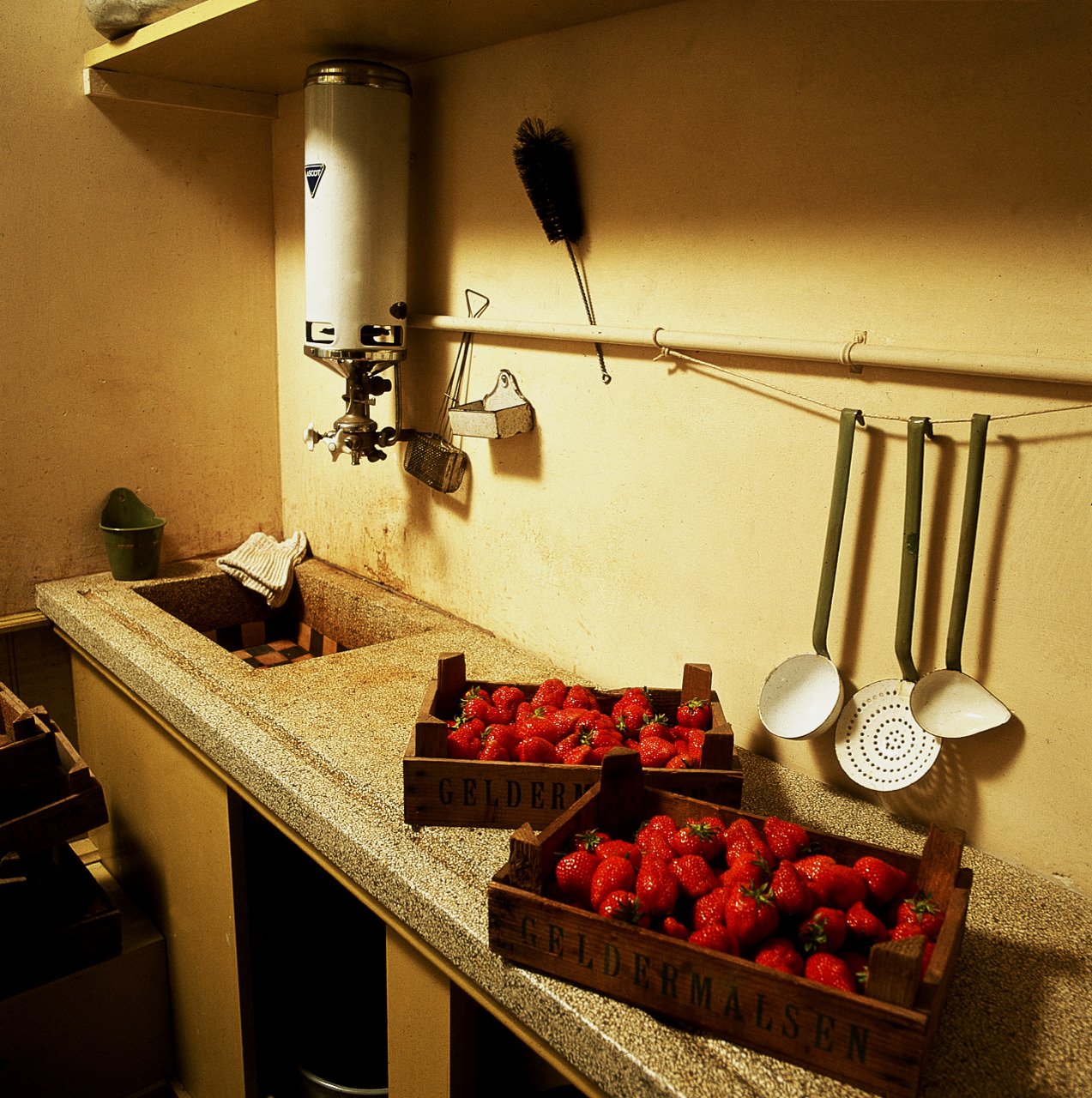 Erdbeeren auf der Arbeitsplatte in der Büroküche, Rekonstruktion (1999).