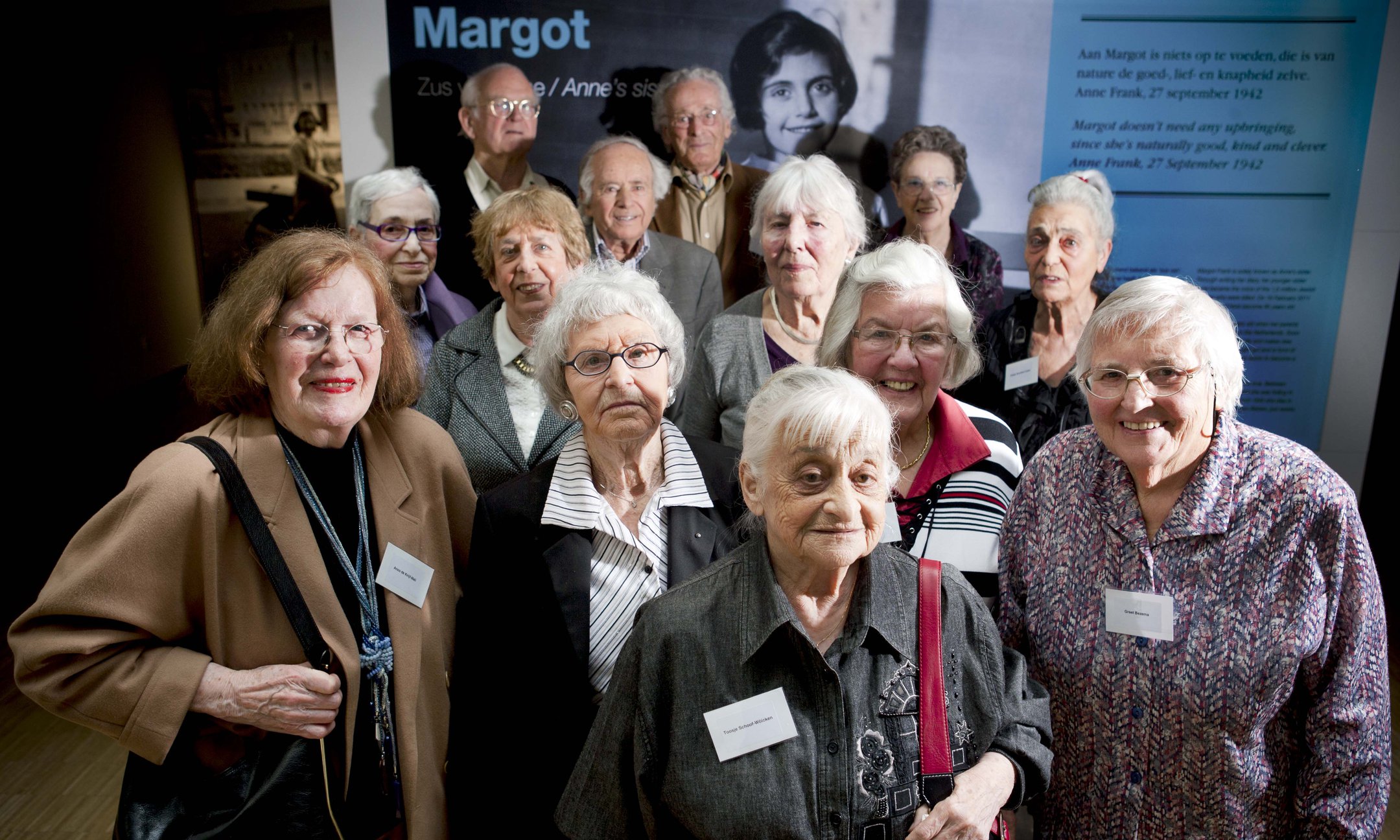 Vrienden en klasgenoten bij de opening van de tentoonstelling over Margot Frank op 15 maart 2011