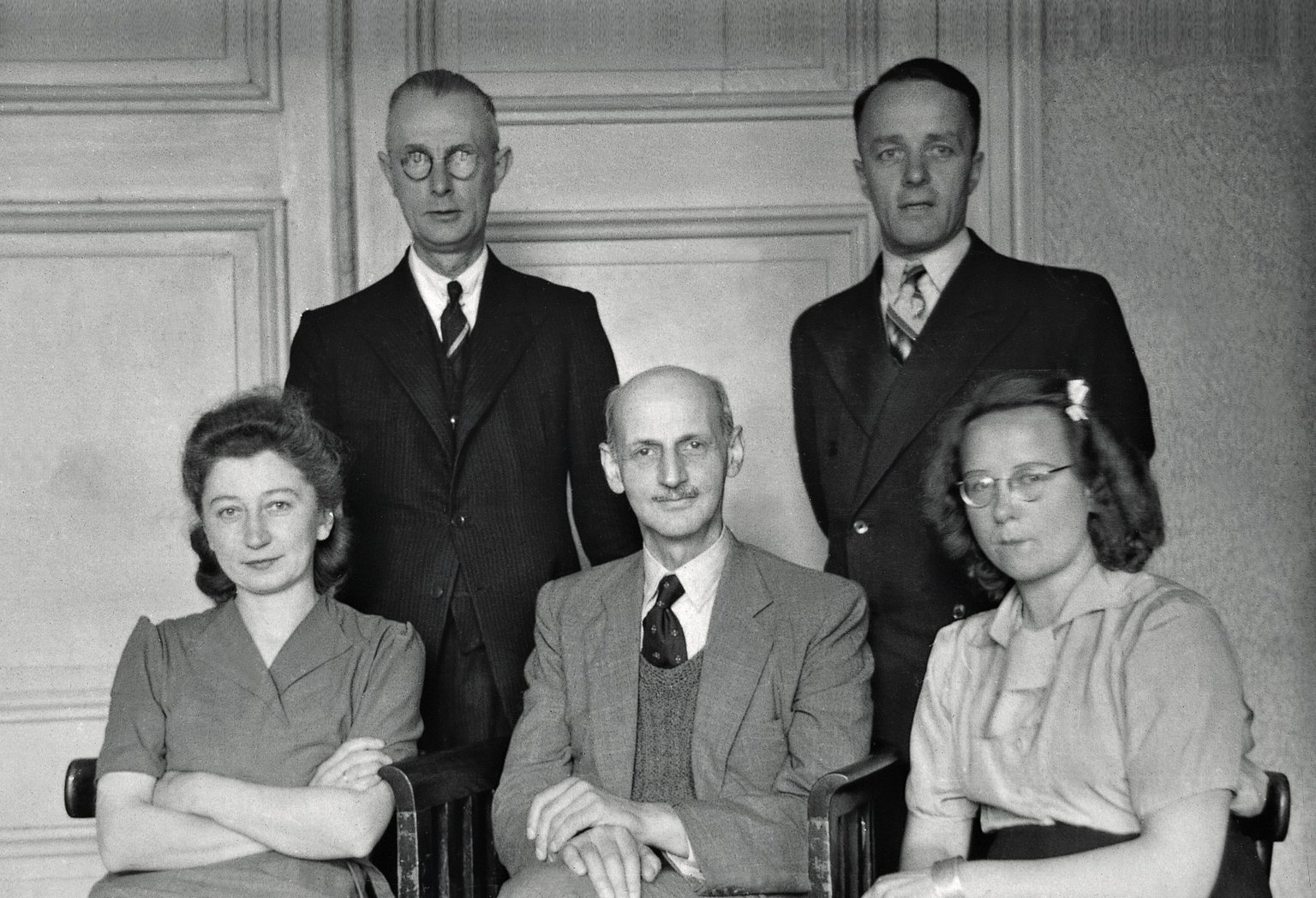 Otto Frank with the helpers in the office at Prinsengracht 263, October 1945. From left to right: Miep Gies, Johannes Kleiman, Otto Frank, Victor Kugler, and Bep Voskuijl.