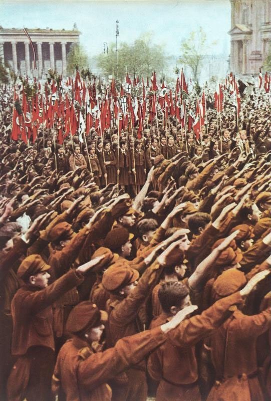 Leden van de Hitlerjugend brengen de Hitlergroet tijdens een bijeenkomst in 1933. De beweging groeide van 100.000 leden in januari 1933 tot 4 miljoen leden aan het eind van 1935. In december 1936 werd lidmaatschap verplicht gesteld voor de Duitse jeugd.