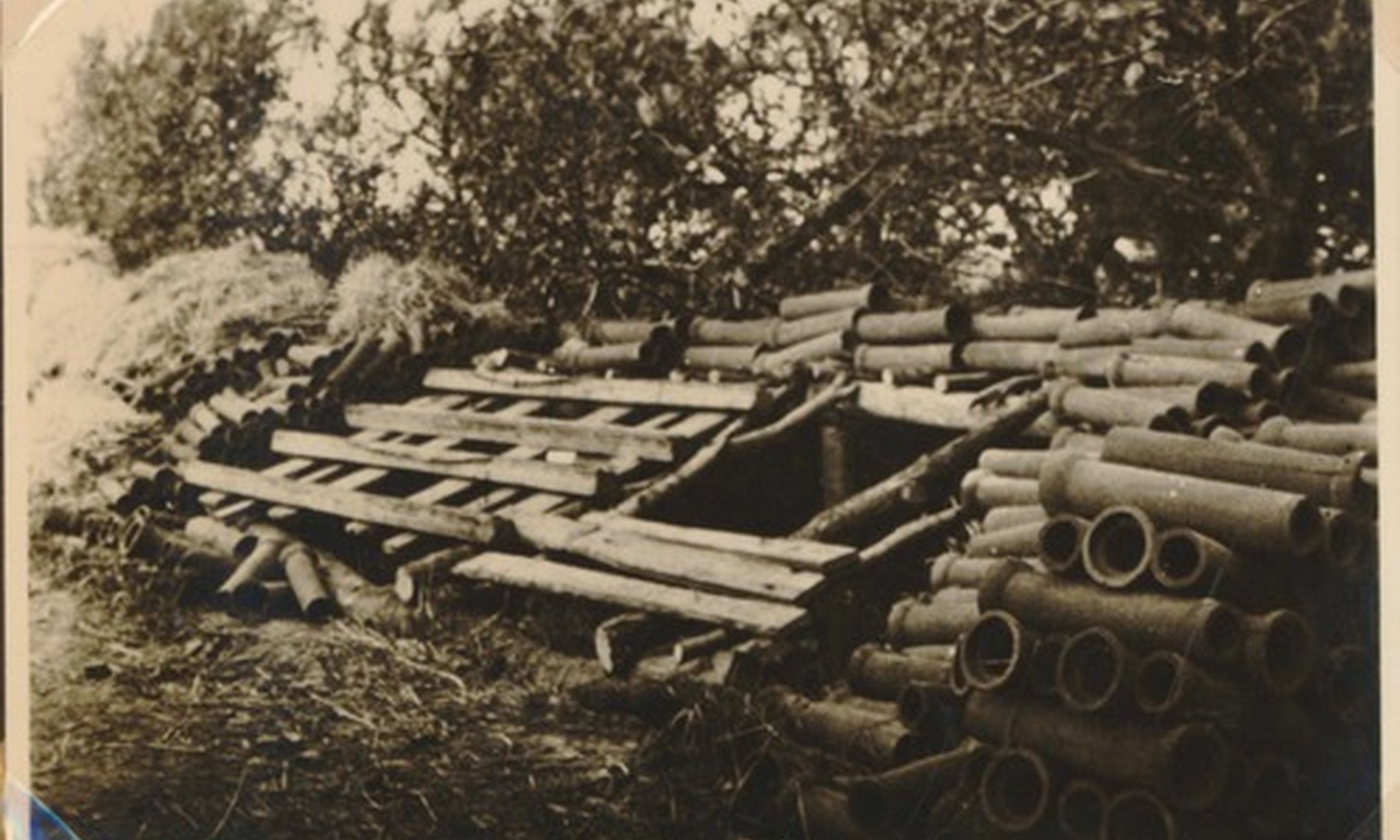 Schuilplaats op de boerderij van de familie Boogaard in Nieuw-Vennep. De nazi's deporteerden en vermoorden 34 van de meer dan 100 onderduikers die hier zaten.