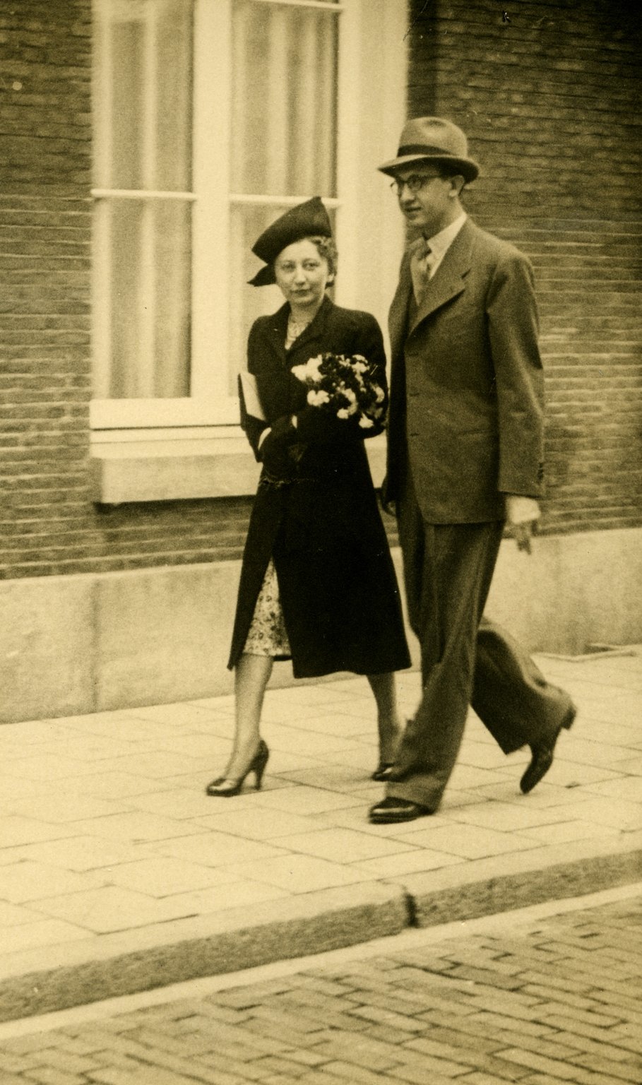 Miep en Jan Gies op hun huwelijksdag, Amsterdam, 16 juli 1941.