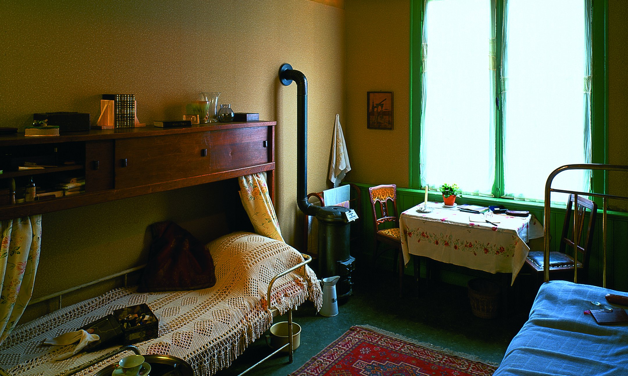 The room of Otto, Edith and Margot Frank, reconstruction (1999).