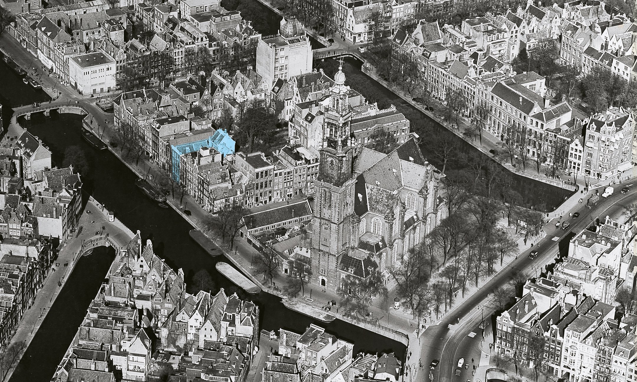 Op deze luchtfoto uit 1949 is het bedrijfspand van Otto Frank te zien. Het voor- en achterhuis zijn aangegeven