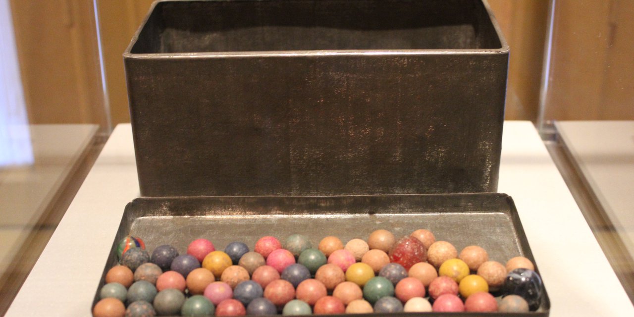 Metal tin with marbles | Anne Frank House