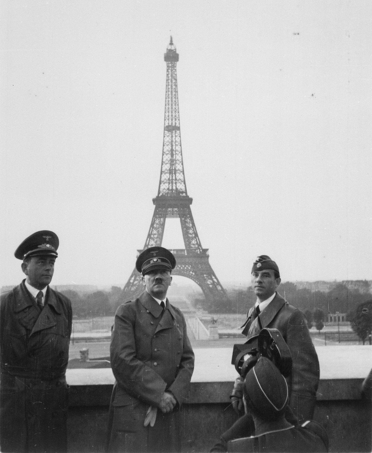 hitler_speer_y_breker_en_paris_23_de_junio_de_1940.jpg__1536x1536_q85_ALIAS-limit_large_subsampling-2.jpg