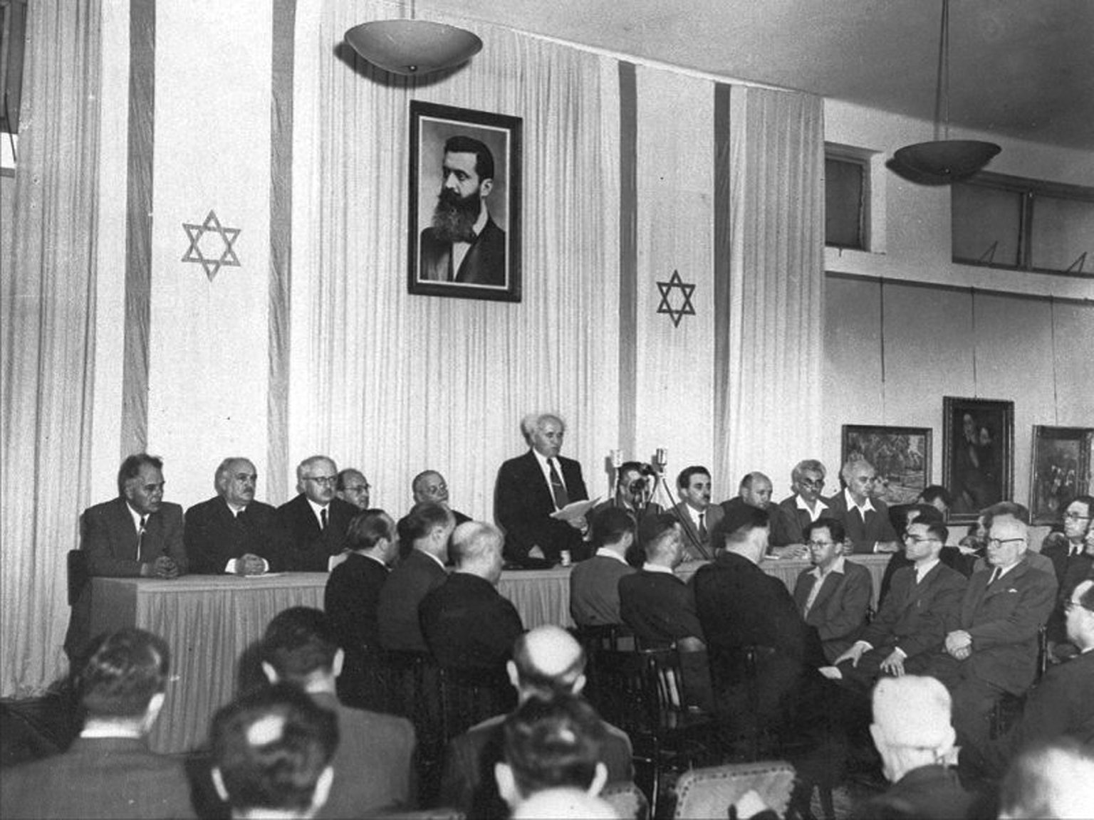 David Ben-Gurion leest de Israëlische Onafhankelijkheidsverklaring voor in het Tel Aviv Museum. Tel Aviv, 14 mei 1948.