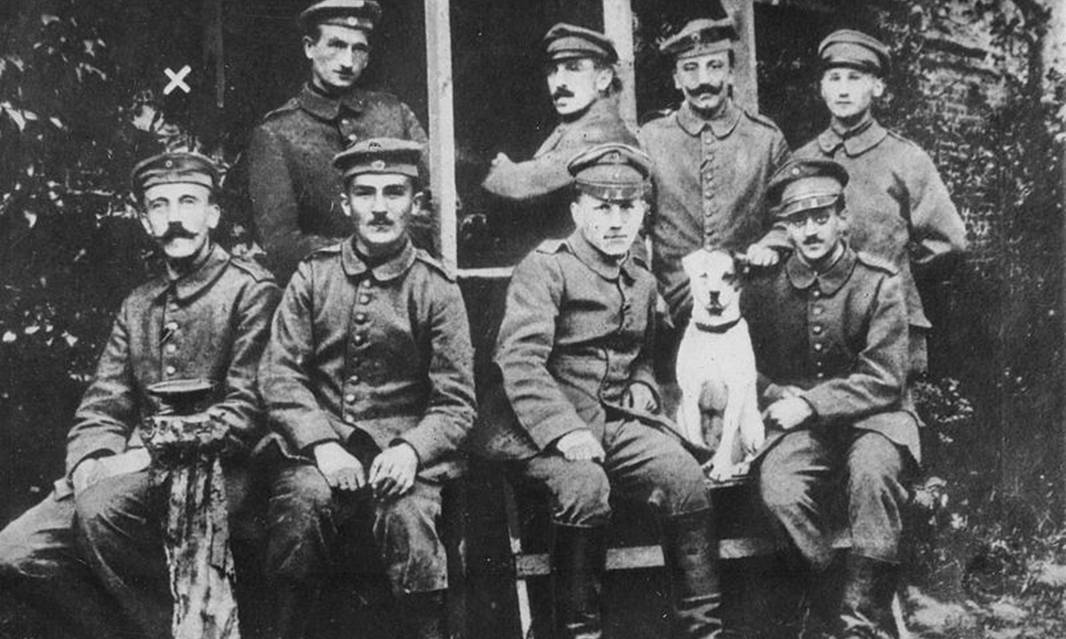 Duitse militairen tijdens de Eerste Wereldoorlog. Helemaal links op de foto: Hitler als jonge soldaat (ca. 1914).