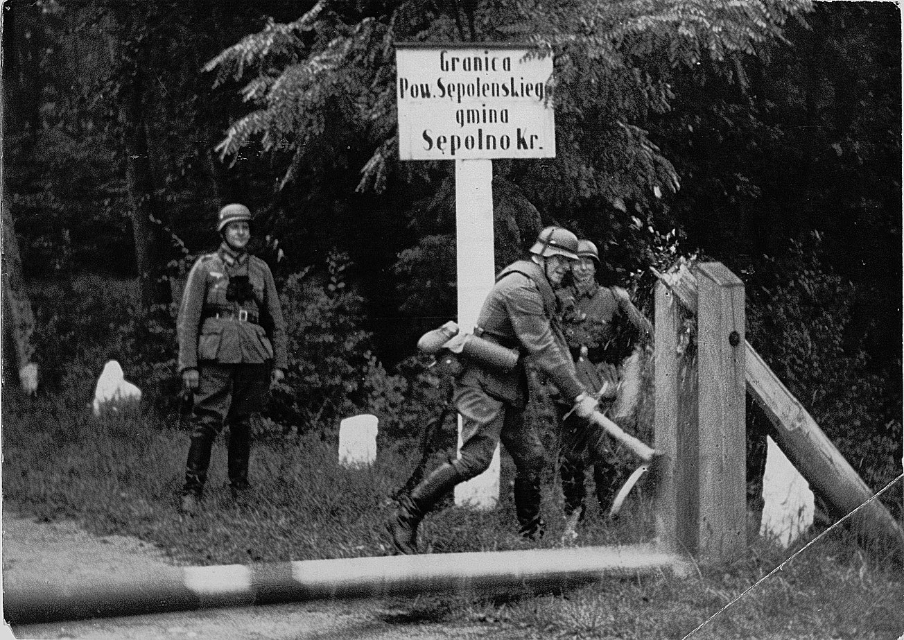 Una barrera polaca en la frontera es cortada en pedazos por soldados alemanes. Sępólno Krajeńskie, Polonia, 1 de septiembre de 1939.