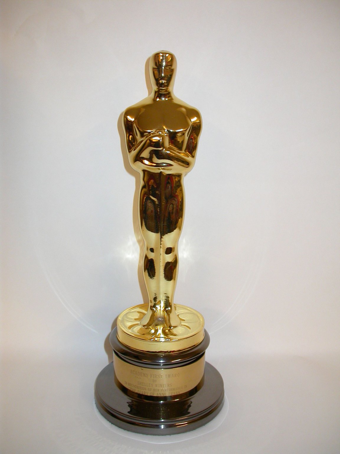 Shelley Winters schenkt haar Oscar in 1975 aan het Anne Frank Huis.