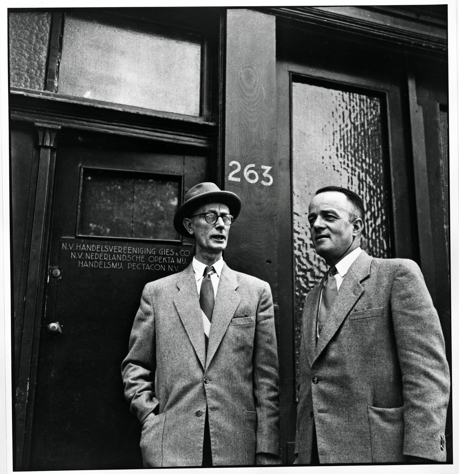 Johannes Kleiman (on the left) and Victor Kugler in front of Prinsengracht 263, 1954.