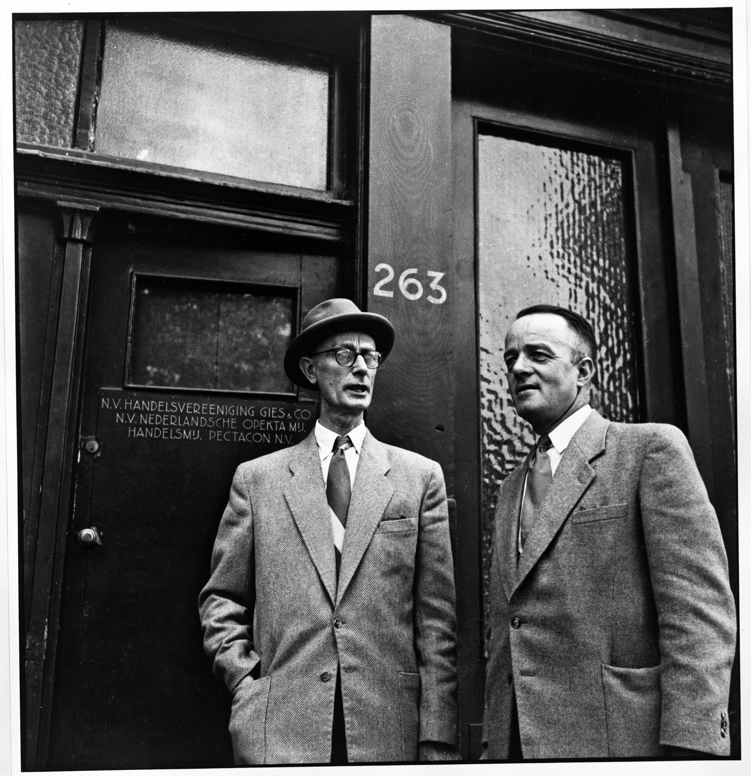 Johannes Kleiman (links) en Victor Kugler voor het pand Prinsengracht 263 in 1954