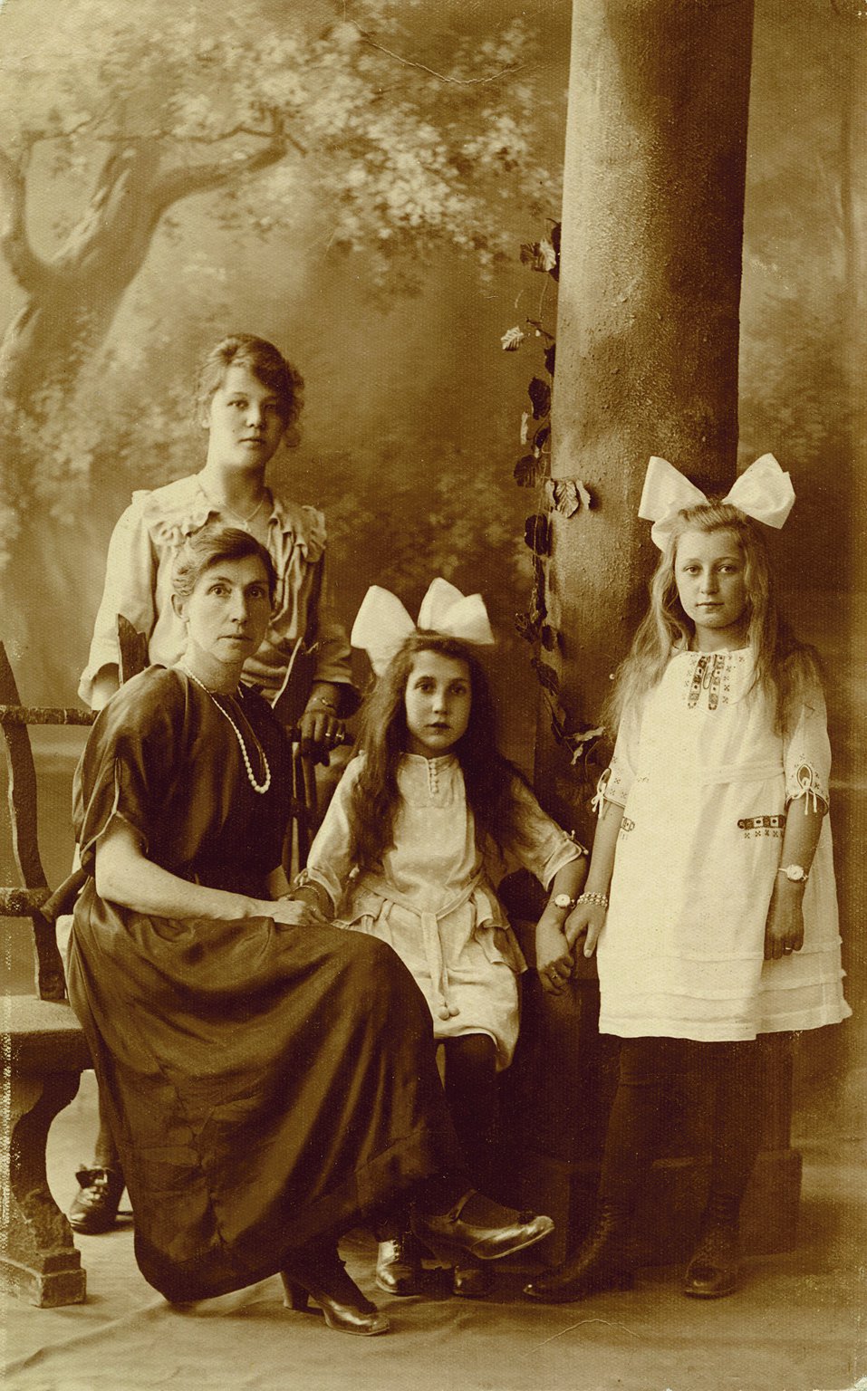 Miep (rechts) met haar pleegmoeder, schoonzusje en pleegzusje; rond 1921.