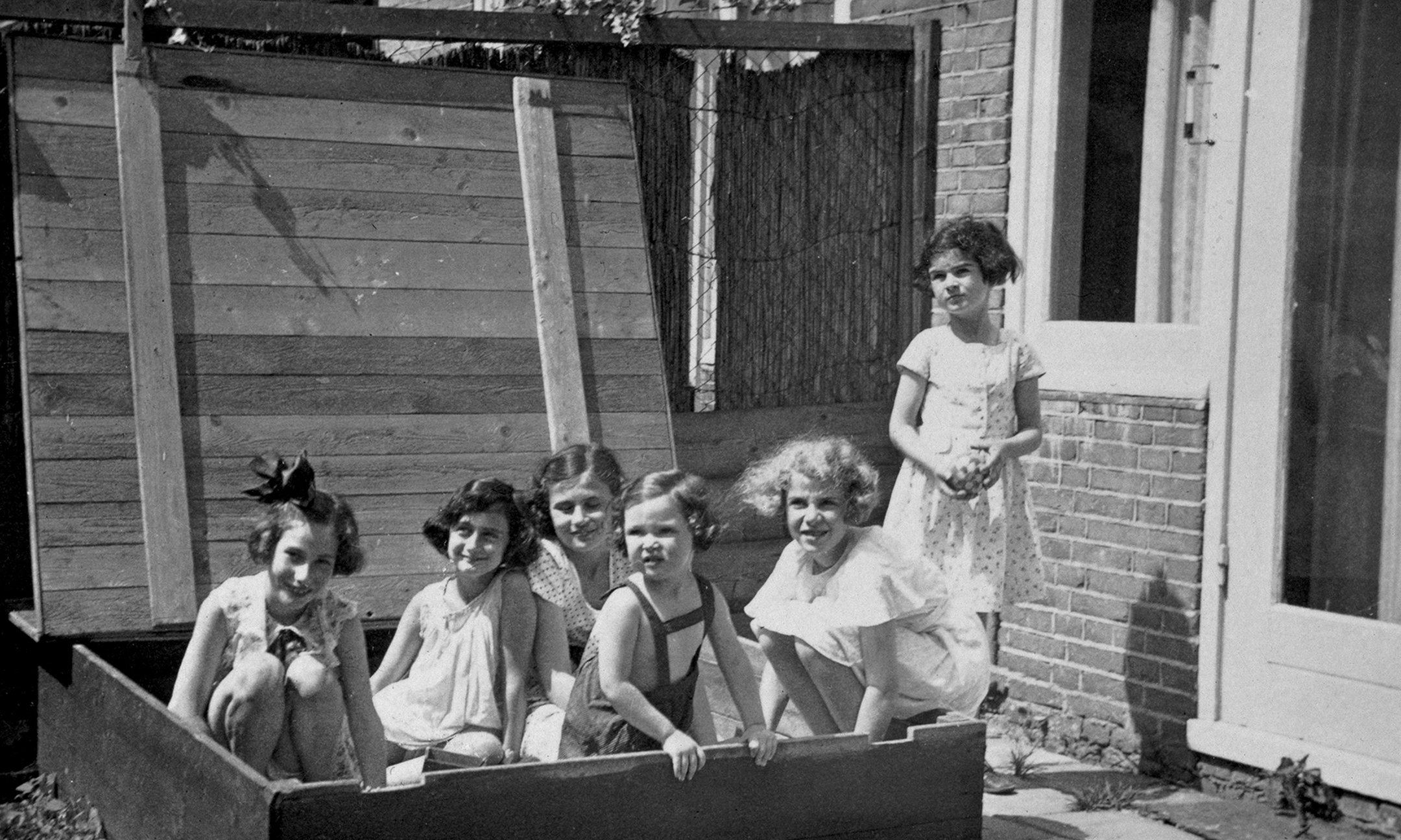 Geheel links op de foto Hanneli en daarnaast Anne in de zandbak bij een vriendin, 1937