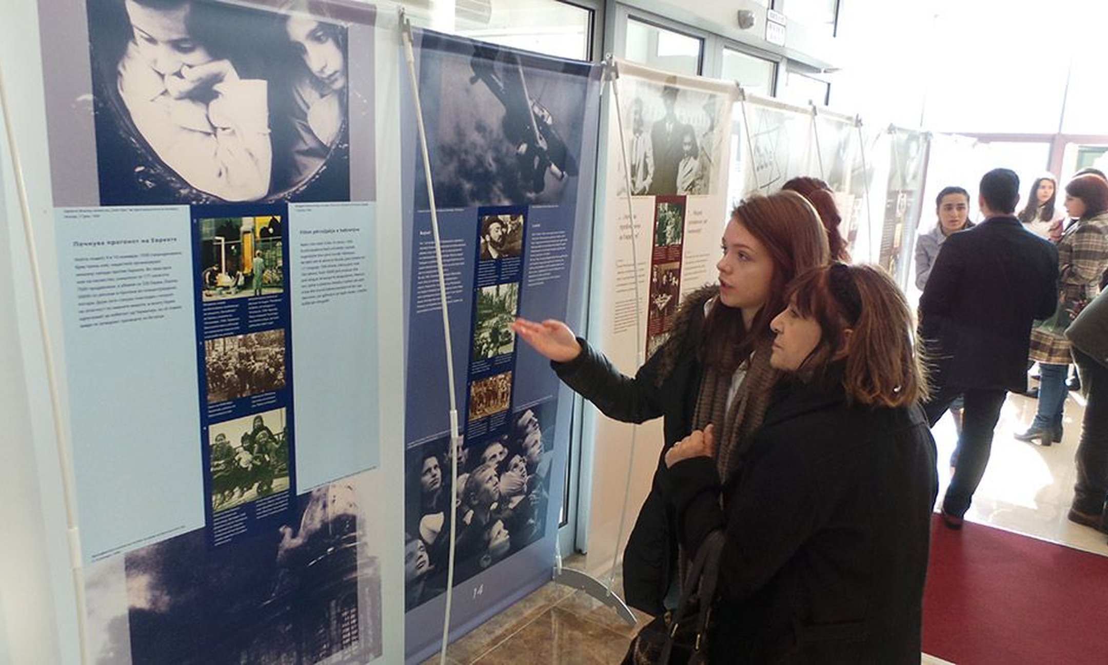 Peer guide presenting the exhibition in the first opening in Skopje (January 2016)
