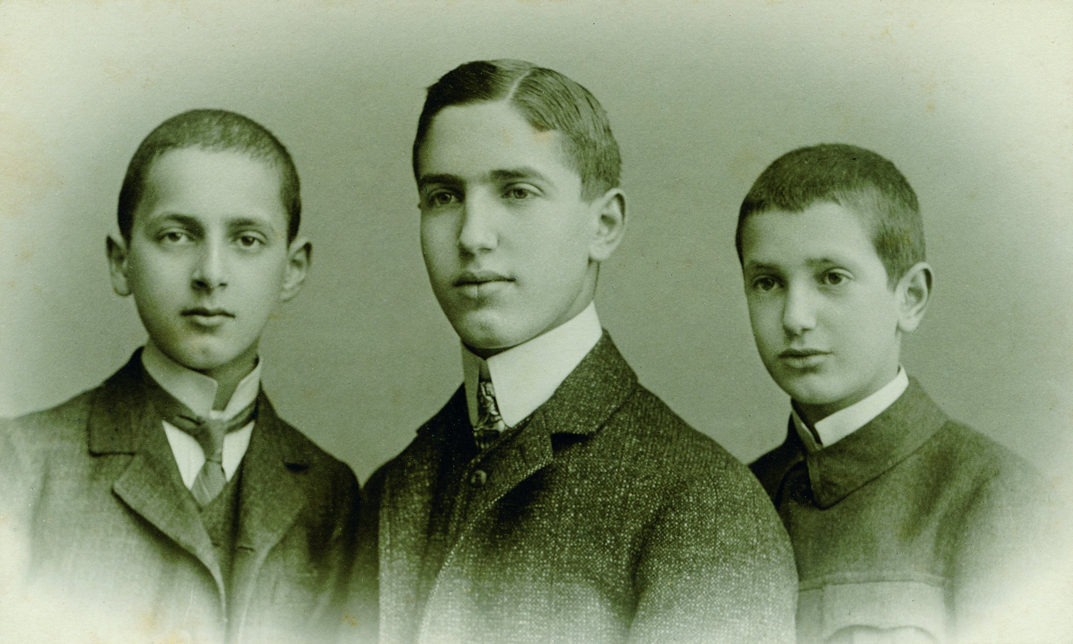 Fritz Pfeffer (midden) met twee van zijn broers, rond 1910.