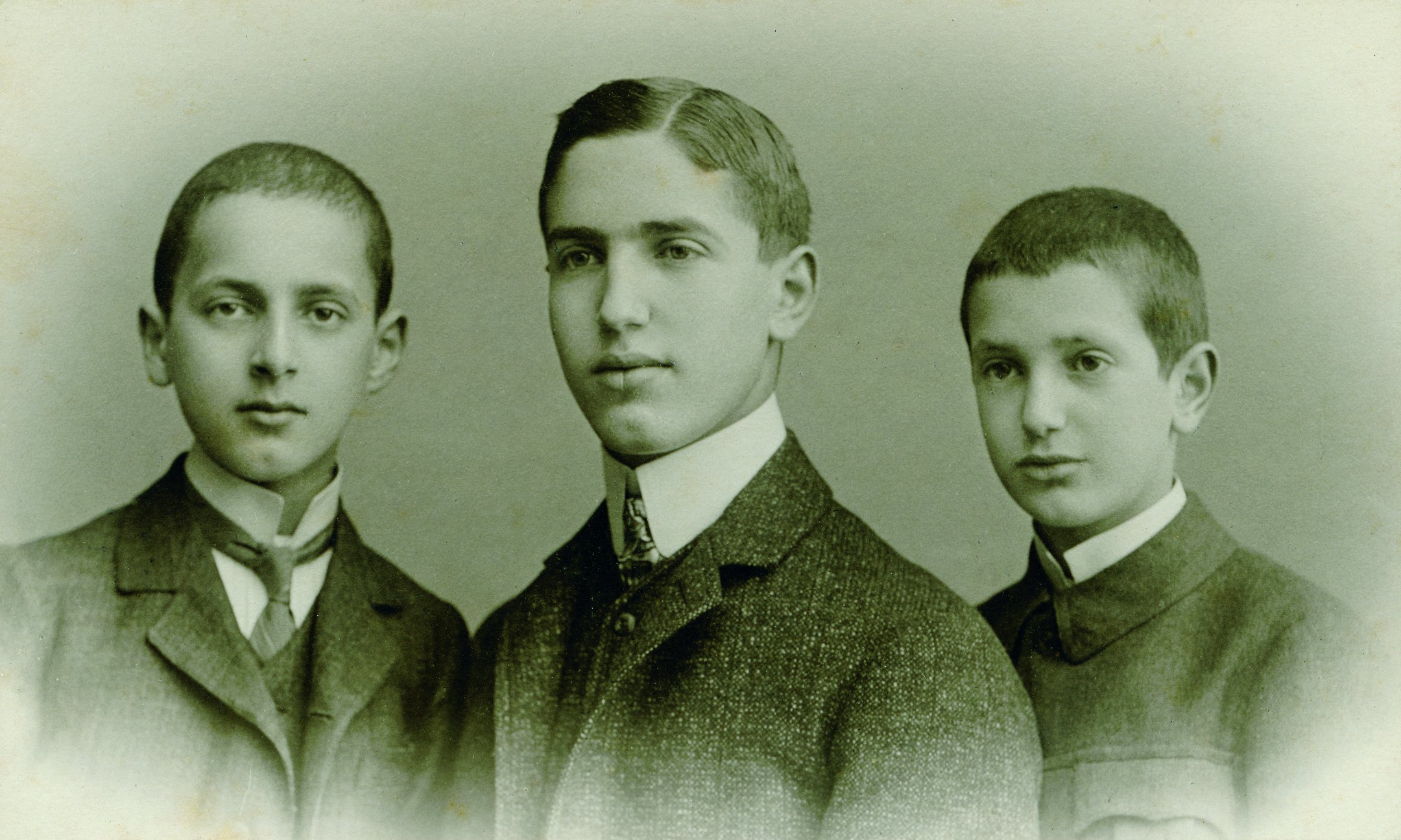 Fritz Pfeffer (middle) with two of his brothers, around 1910.