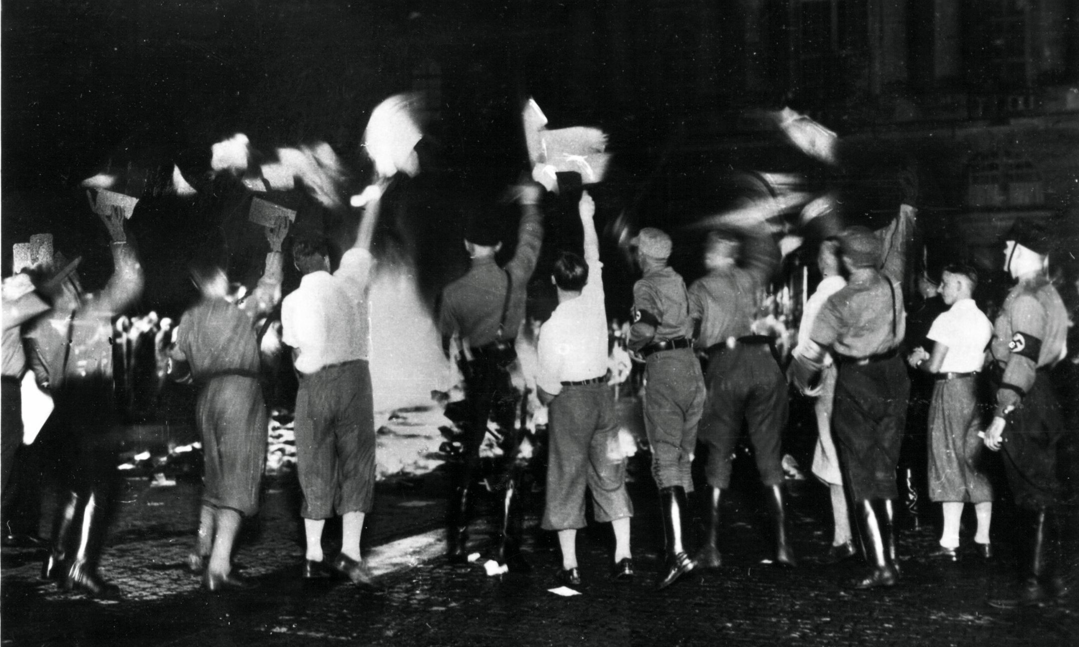 Studenten verbranden op 10 mei 1933 'on-Duitse' boeken op de Opernplatz in Berlijn. Ook in andere universiteitssteden gooiden studenten de boeken van schrijvers als Karl Marx, Sigmund Freud en Erich Maria Remarque in het vuur.
