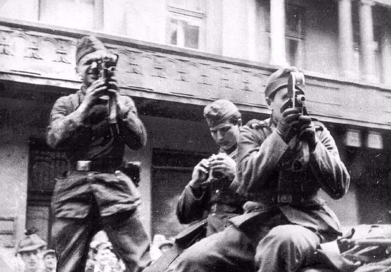 Los soldados nazis filman un pogromo. Leópolis o Lviv (Ucrania), junio o julio de 1941.