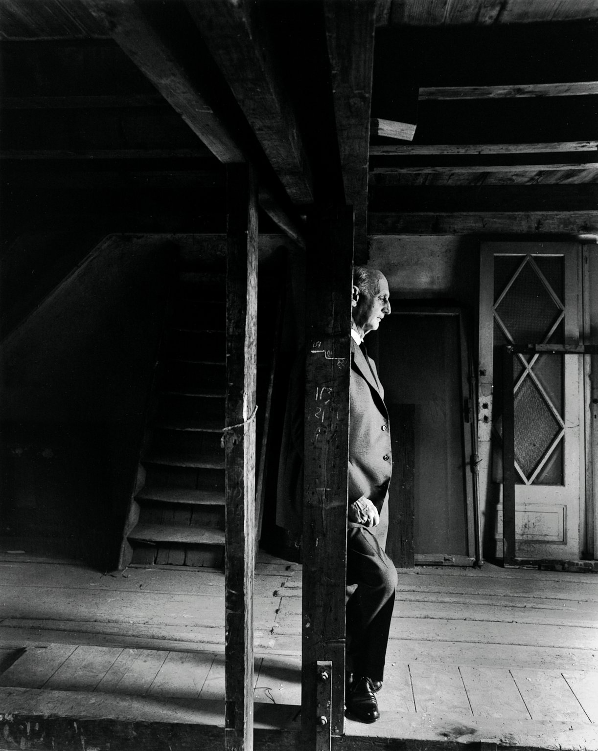 أوطو فرانك في العِلِّيّة من البيت الخلفي، قبل ساعات قليلة من الافتتاح الرسمي لمنزل أنا فرانك في 3 مايو / أيار 1960.